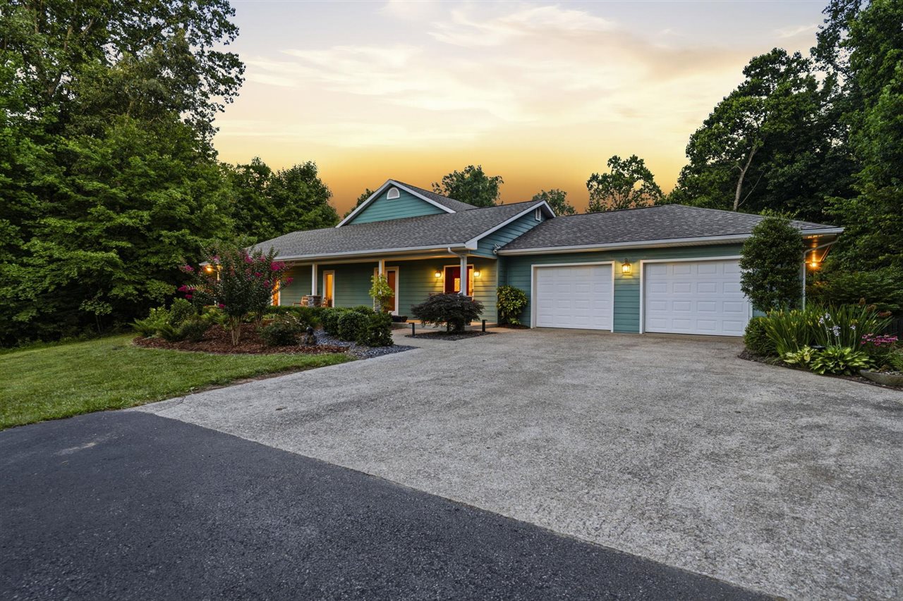 Home on 10 acres at 1766 Hunts Lane in Bowling Green, KY