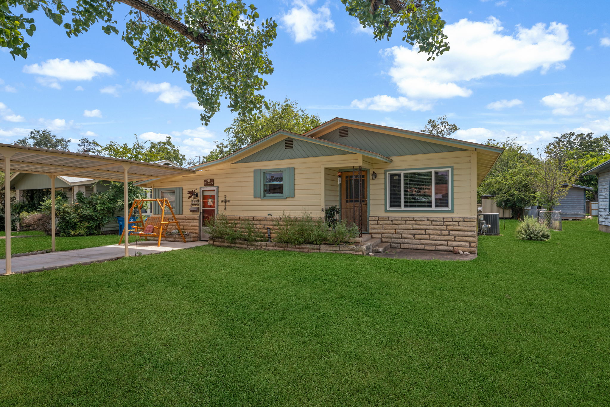 603 Leland St Kerrville TX primary suite single-story Hill Country home interior