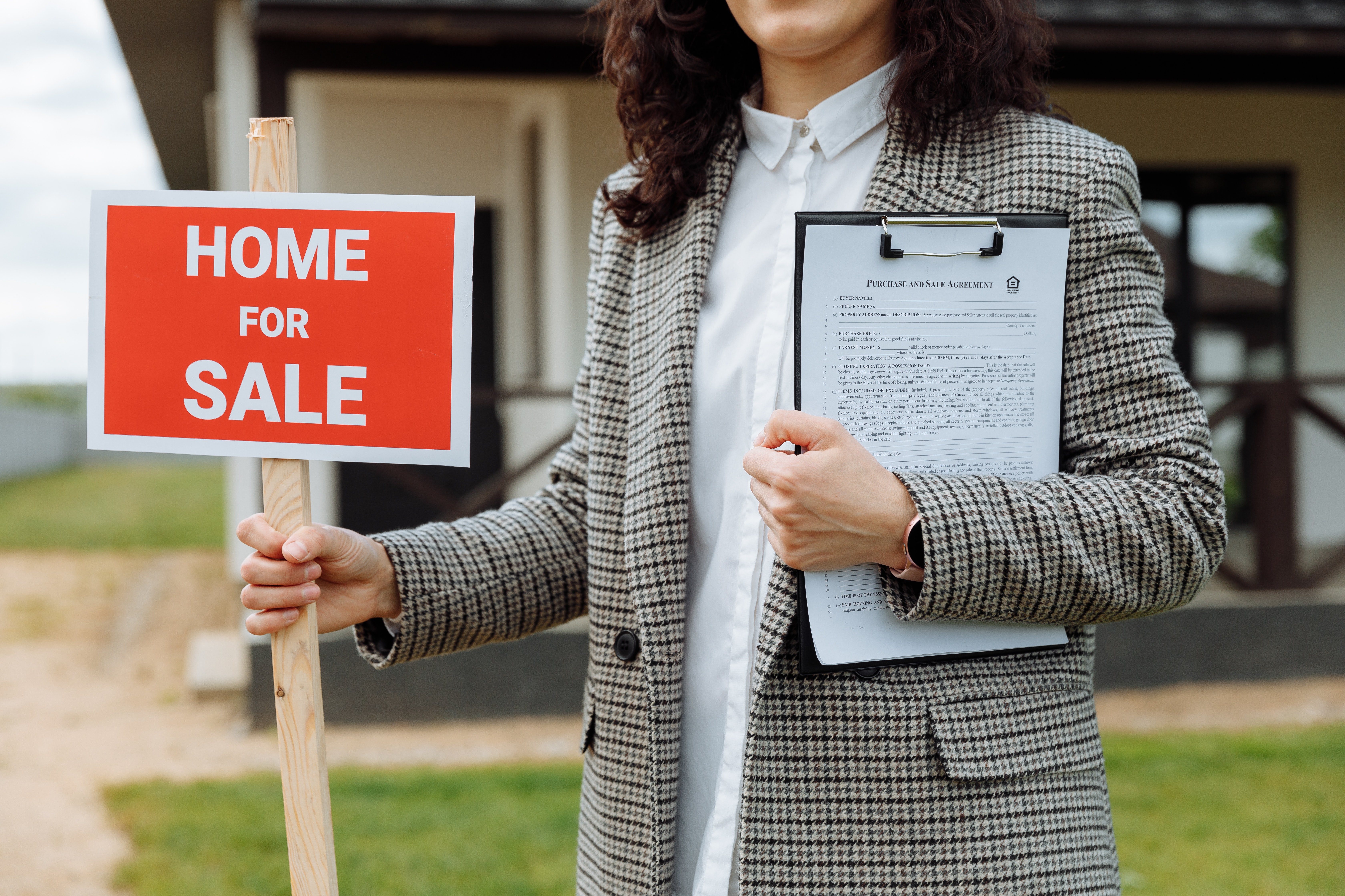 Planning To Sell Your House? It’s Critical To Hire a Pro. header image.