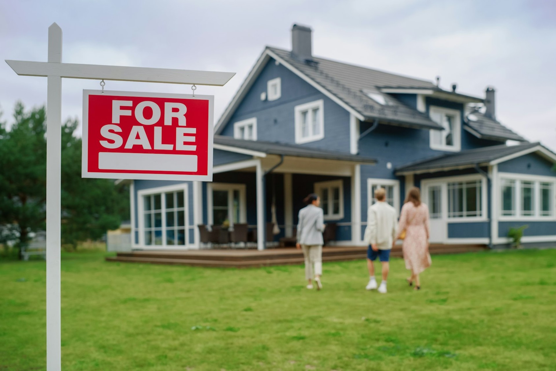 Real Estate Agents vs. Online Estimates: Who Really Knows Your Home's Value? header image.