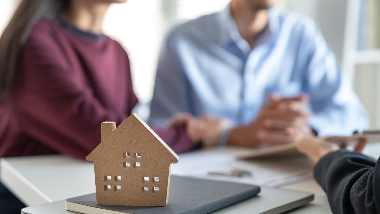 How to Choose the Best Real Estate Agency for Buying a Home: Essential Tips for First-Time Buyers header image.