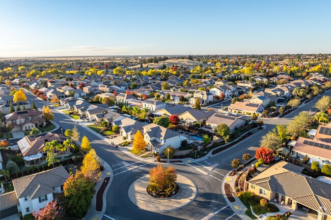 Complete Guide to Living in Lincoln, CA header image.