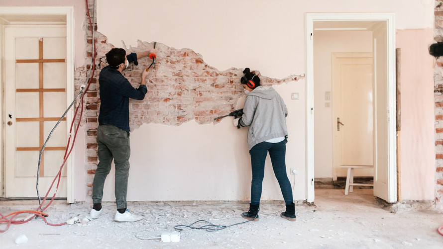 🔧 DIY vs. Hiring a Pro: When to Call in Help header image.