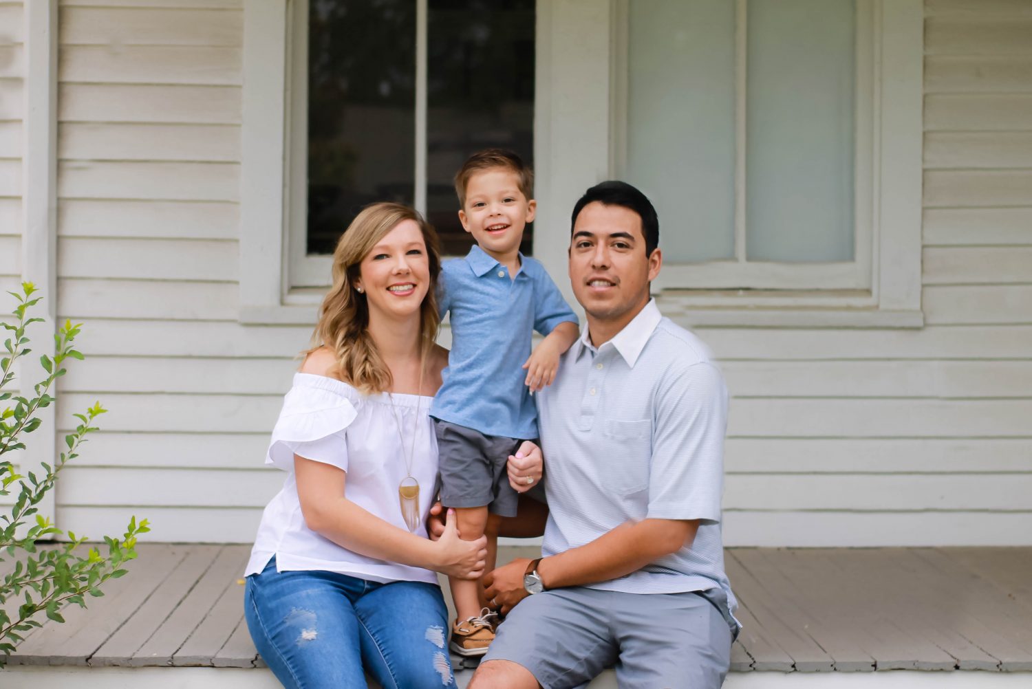 List of the Best Places to Take Family Photos Around Town header image.