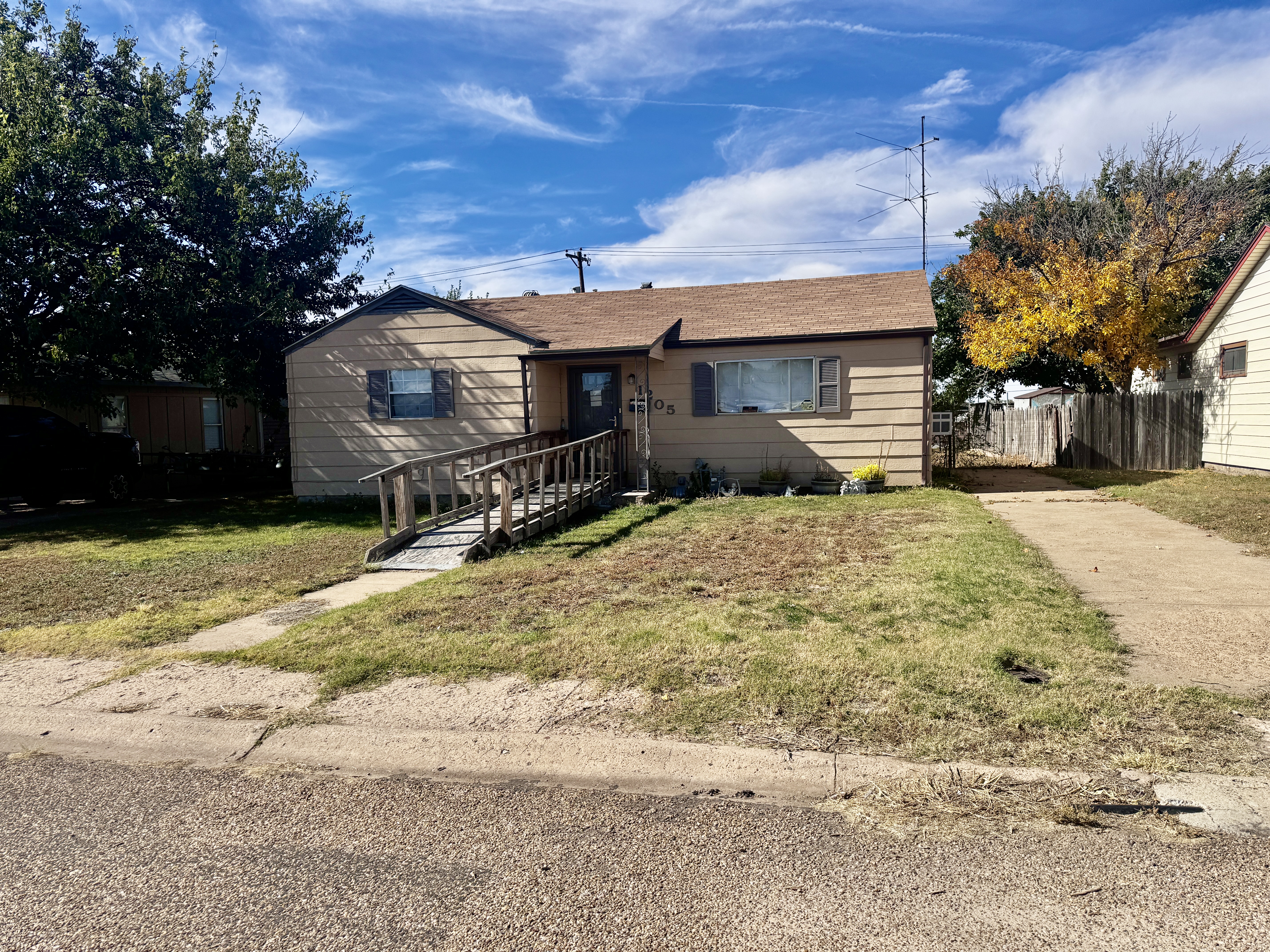 Front exterior of 1205 Coble Dr Borger TX — single-story home with large yard