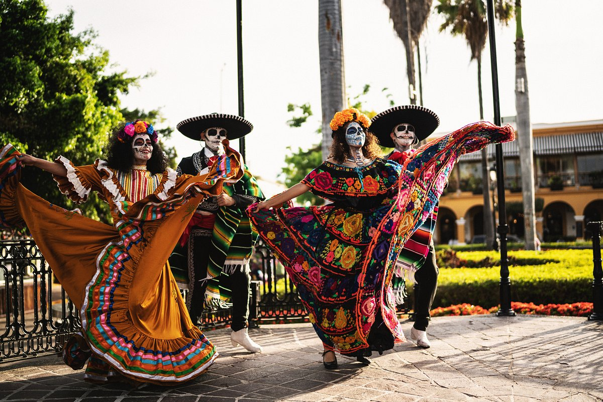 Ofrenda de Día de Muertos con flores de cempasúchil y velas.