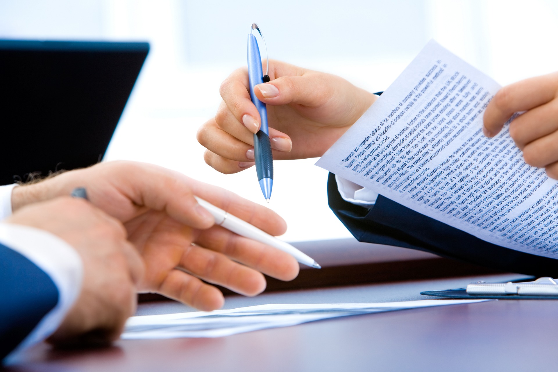 How to Read a Real Estate Contract (Simple Guide) header image.