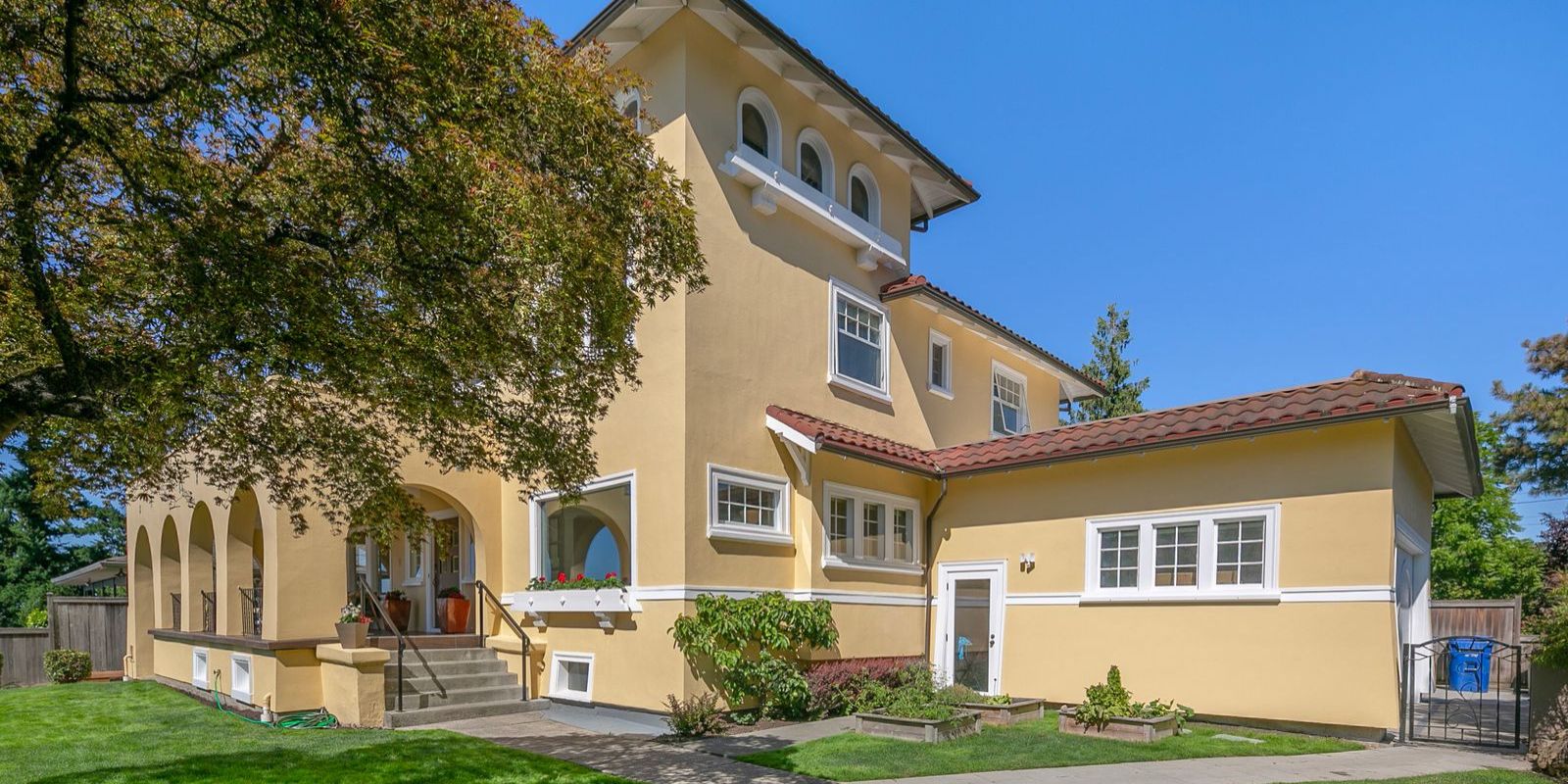 Complete Guide to Selling a Home in West Seattle (2026 Edition) header image.