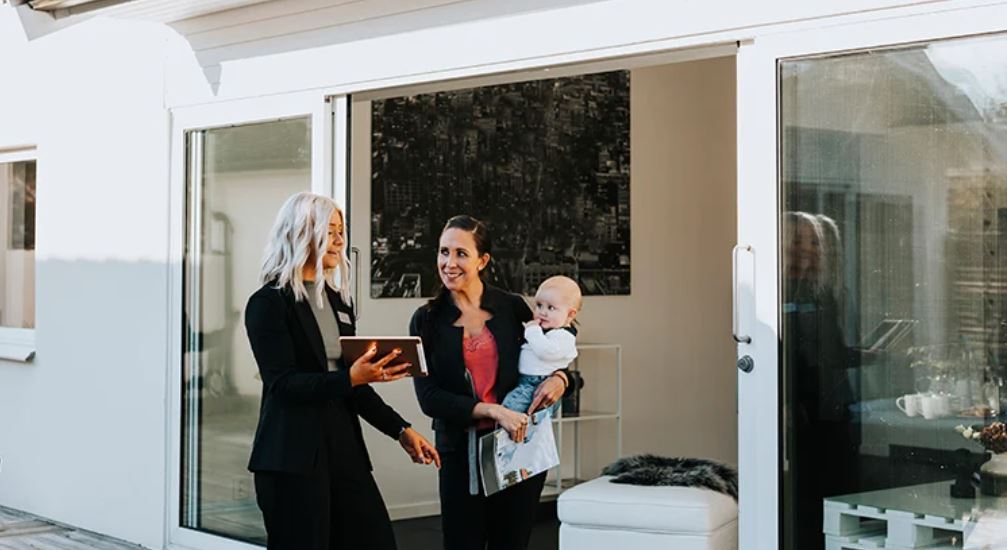 What Experts Are Saying About the 2023 Housing Market header image.