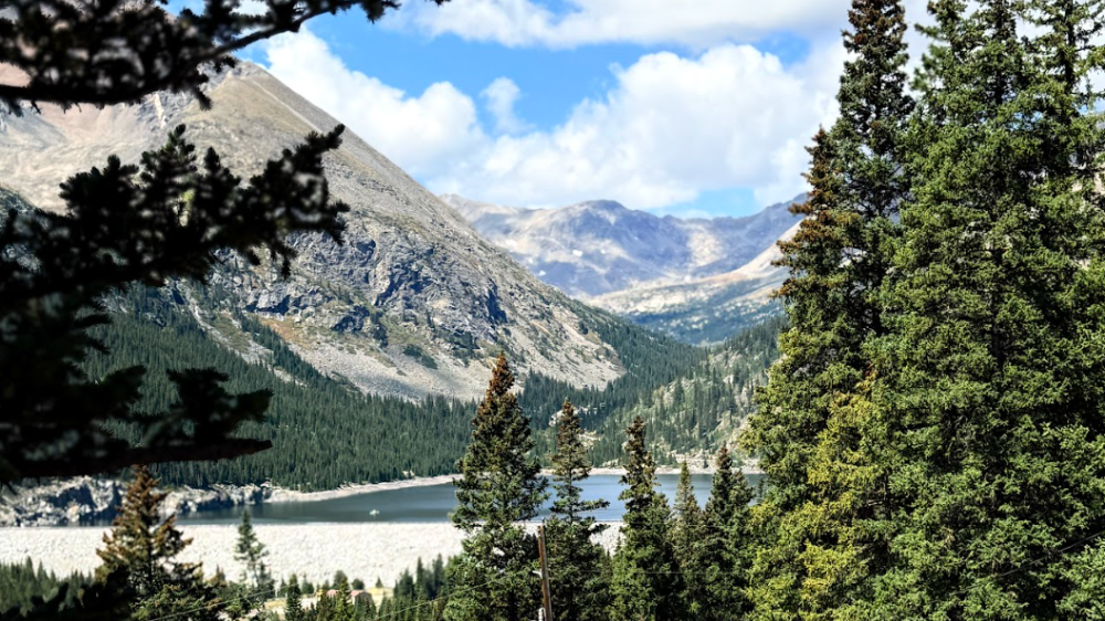 The breathtaking mountain horizons, lake and forests of Colorado