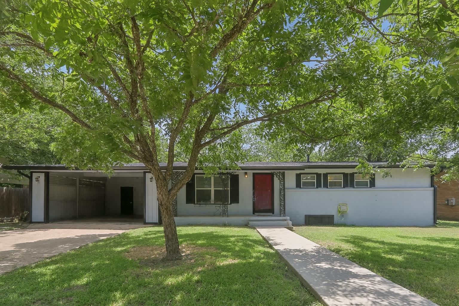 Charming & Move-In Ready — 1202 Debus Dr, Taylor, TX header image.