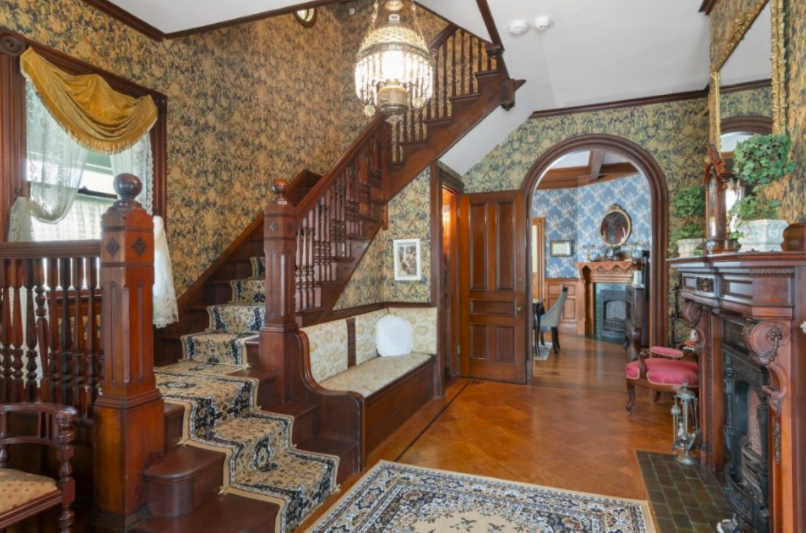 Top Ten Haunted Houses header image.