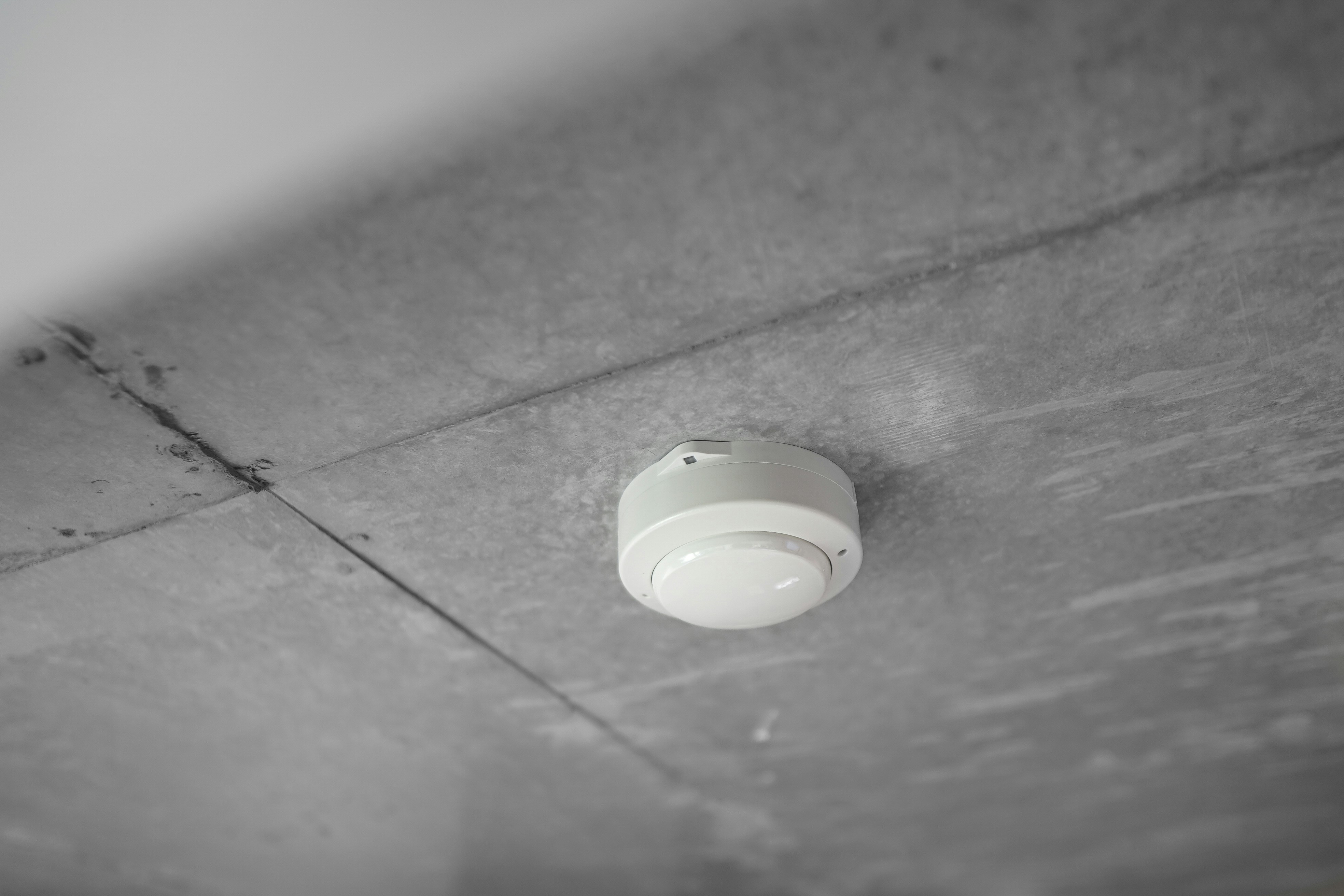 Smoke alarm. Photo by: Yosuke Ota via Unsplash.