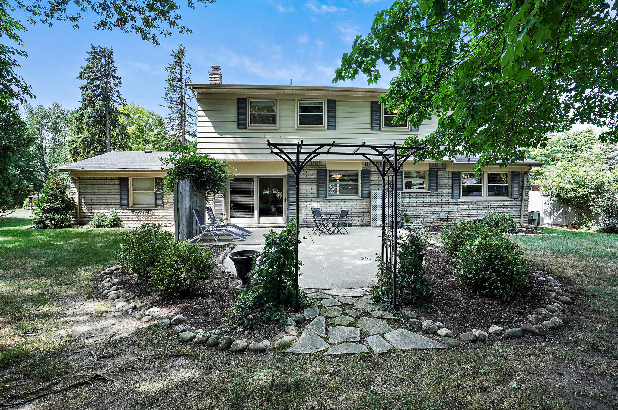 SOLD - 828 Fieldstone Drive header image.