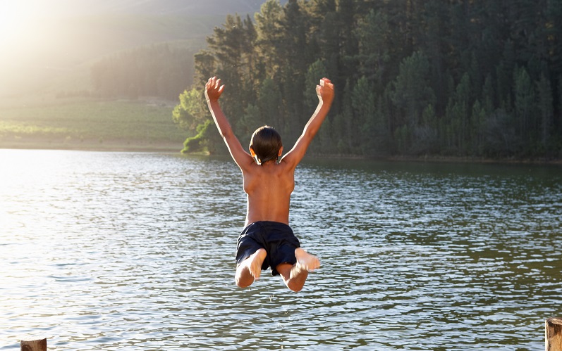 Five Reasons Why You Should Buy a Lakefront Home header image.