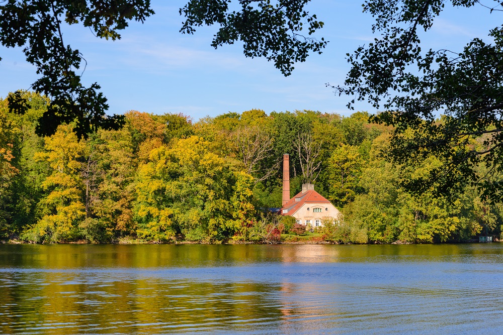 A Guide to Finding the Right Lakefront Property header image.