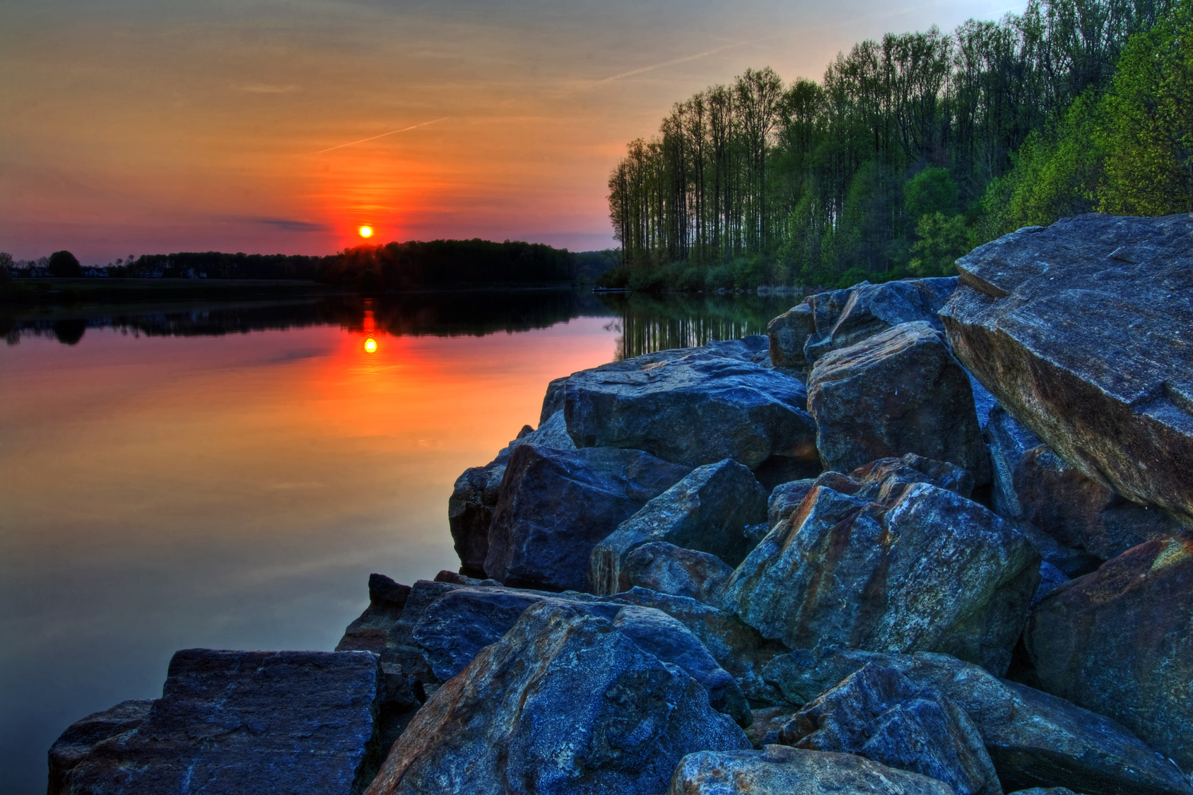 Reasons Why You Should Never Sell Your Lake Side Property header image.