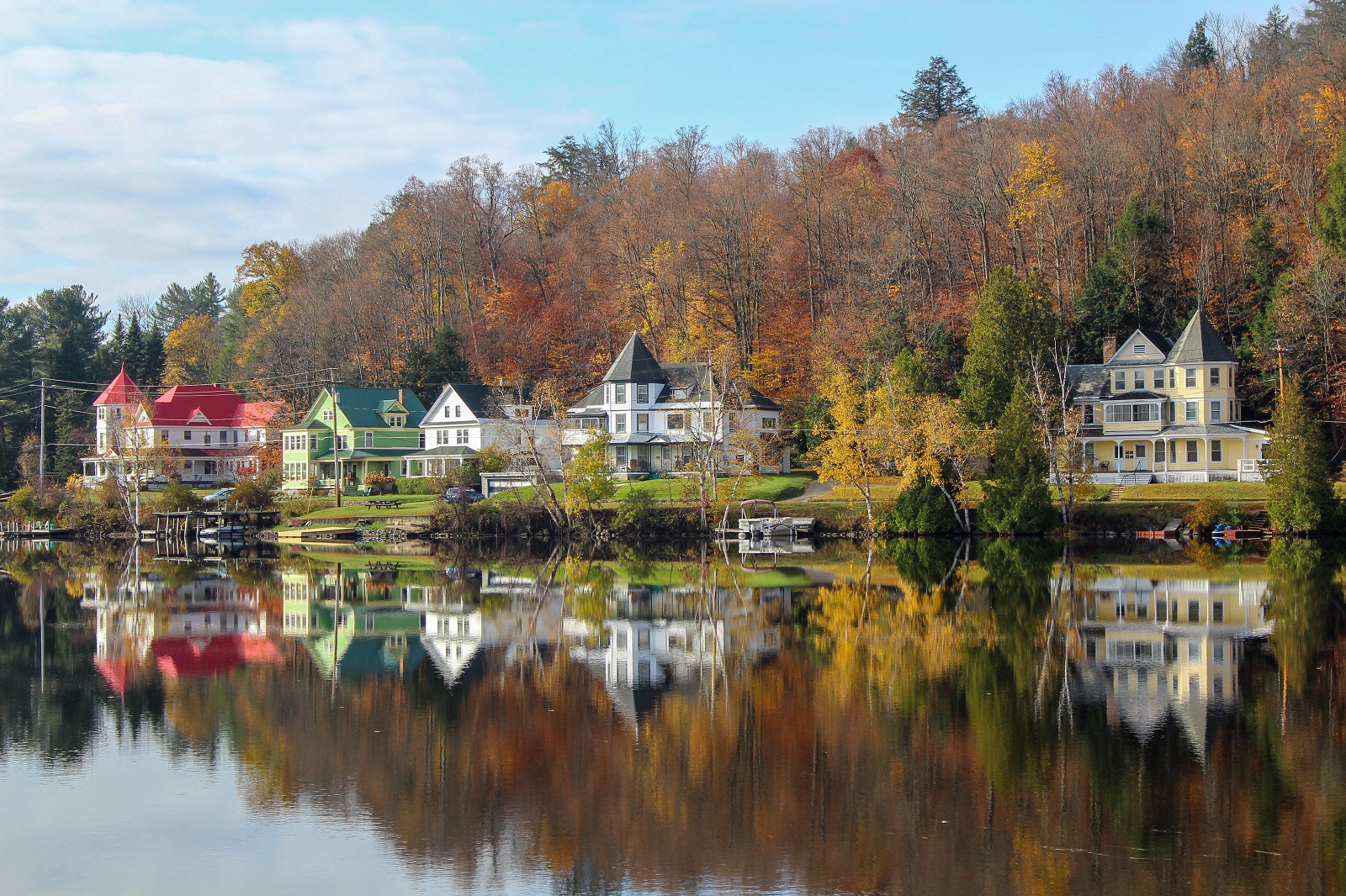 Buying Lakefront Real Estate Homes: Mistakes to Avoid header image.