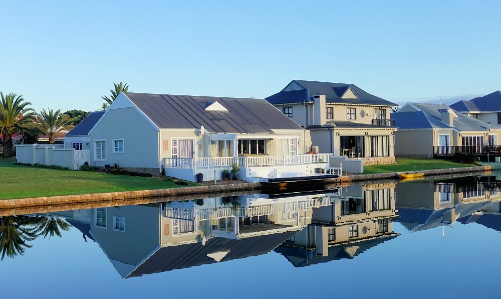 The Importance of Having a Realtor for Lakefront Properties header image.