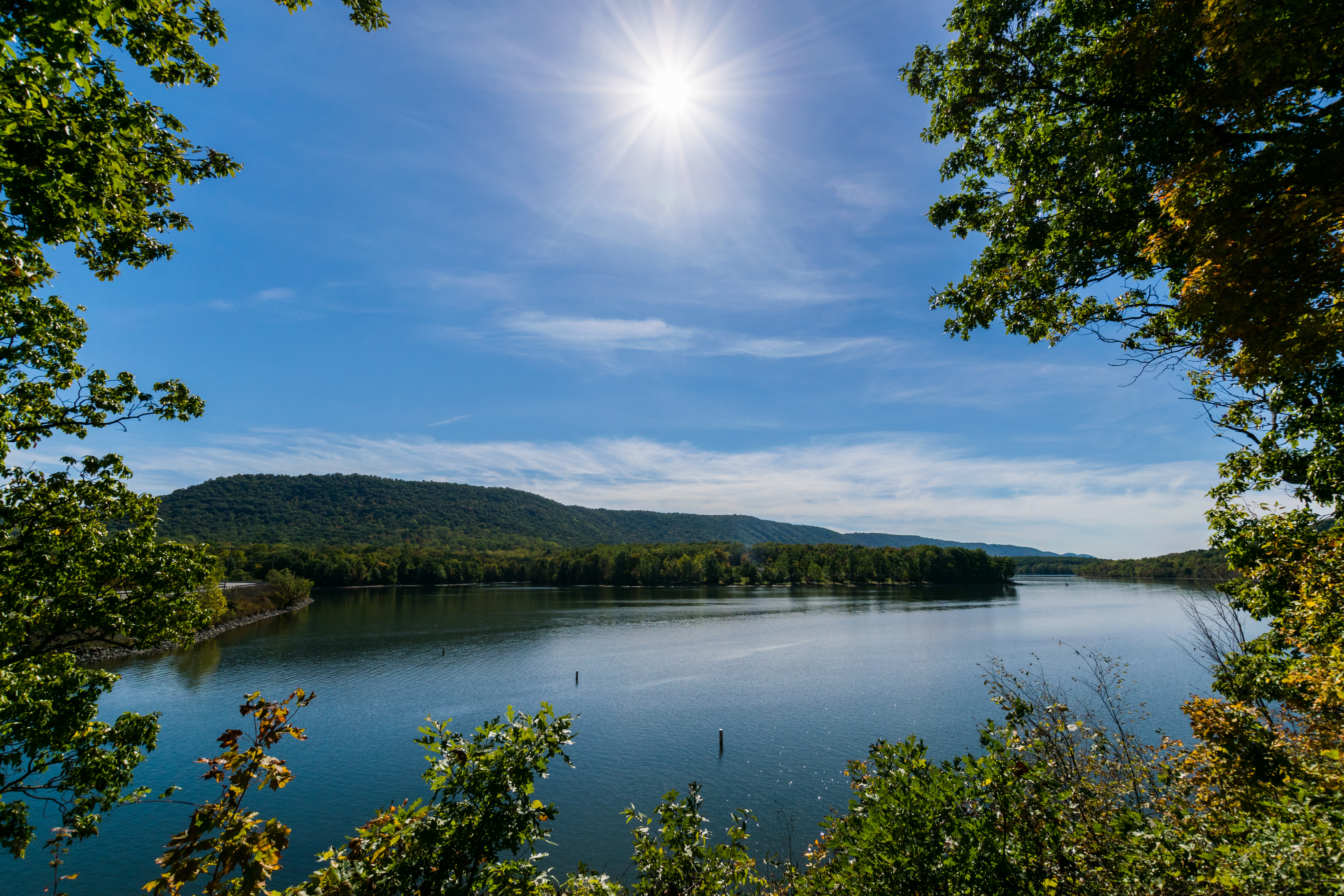 The Benefits of Buying Lakefront Homes header image.