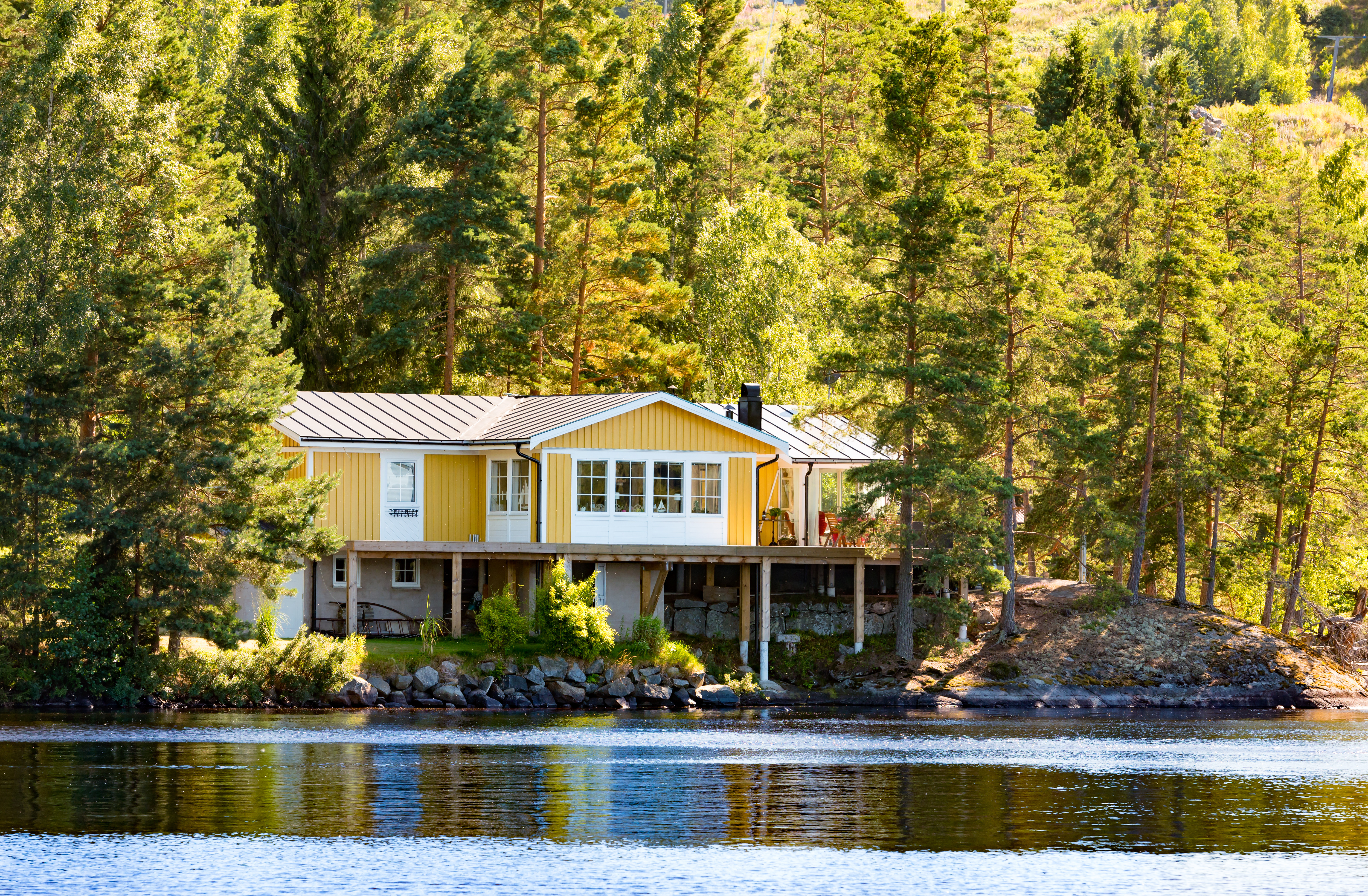 Is Lakefront Real Estate a Good Idea? header image.