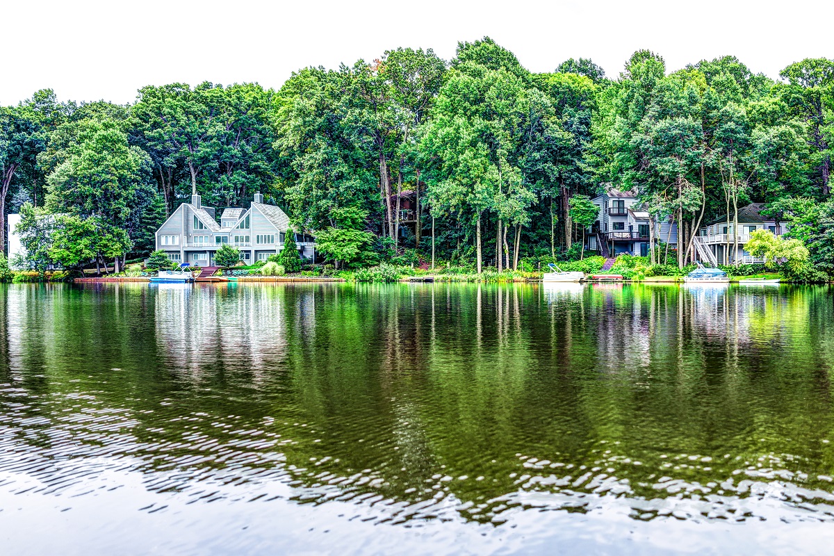 Mistakes to Avoid When Buying a Lakefront Property header image.