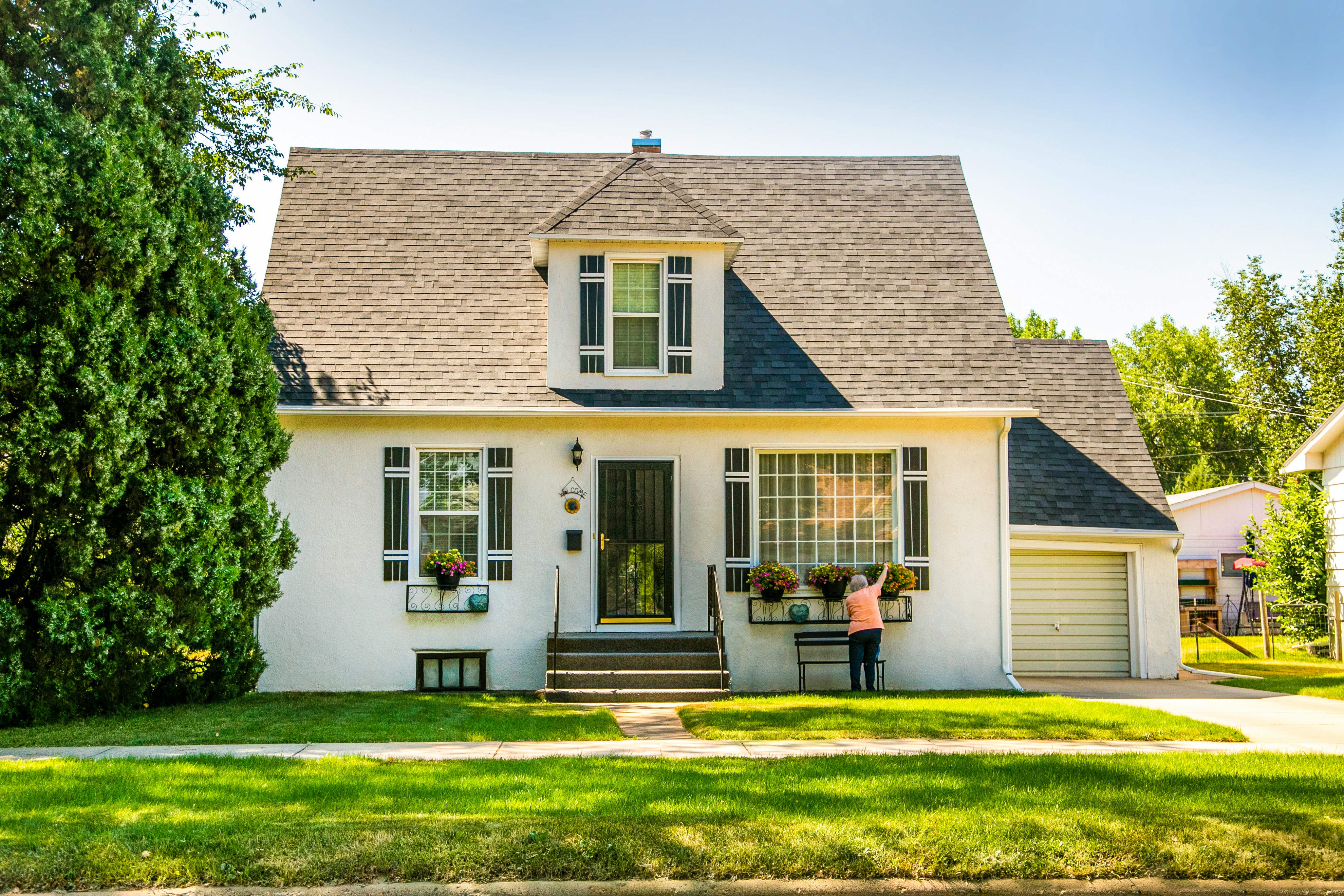 Checklist with home prep tasks for spring sellers in Salem, Oregon, including cleaning, staging, and pricing tips.