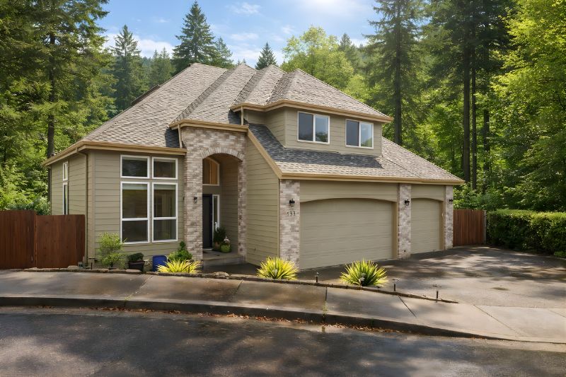 South Salem Oregon home exterior in 500k to 800k price range with landscaped yard