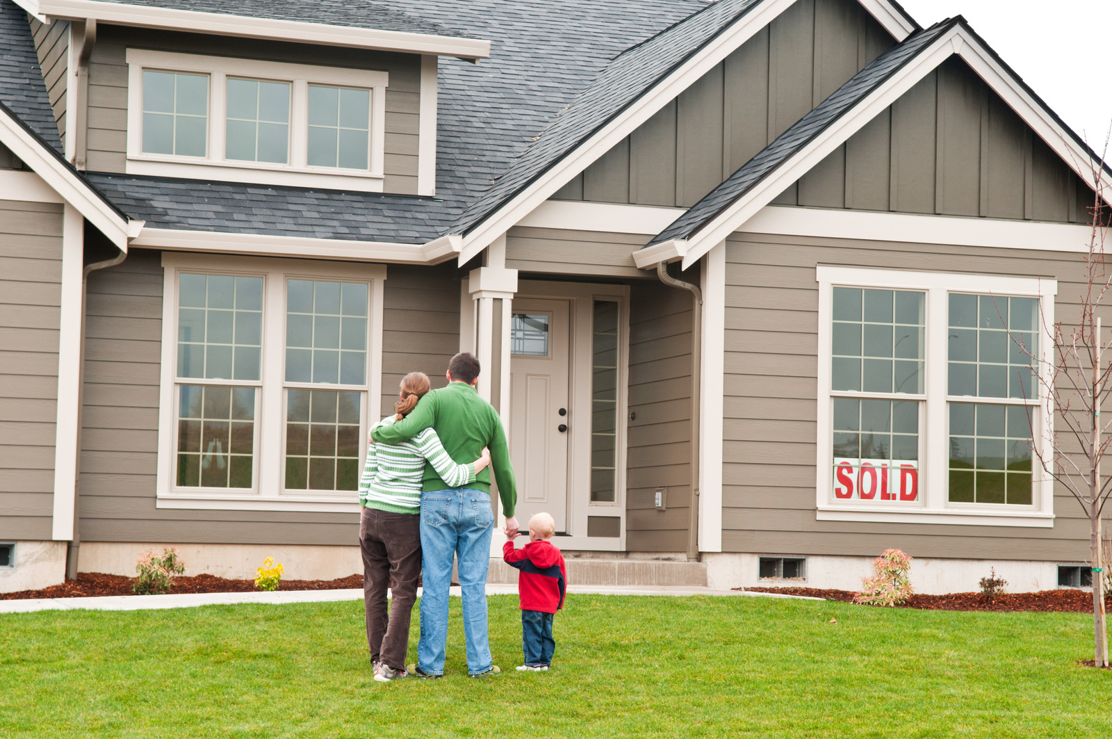 Mansfield homebuyers reviewing mortgage rates and home buying power