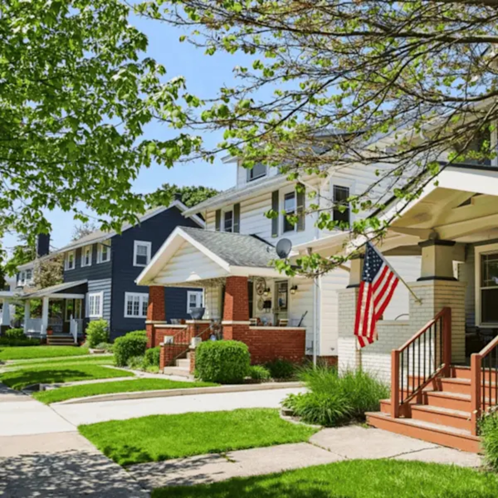 Mortgage rates plummet; analysts now predict 3 Fed cuts header image.