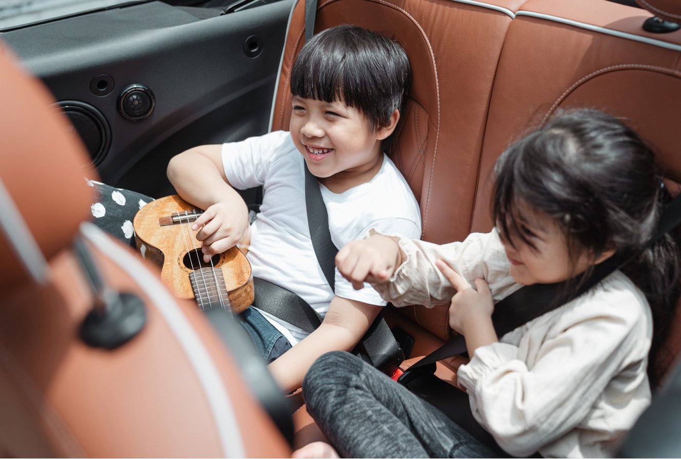 Ways to Keep Kids Busy on Long Road Trips header image.