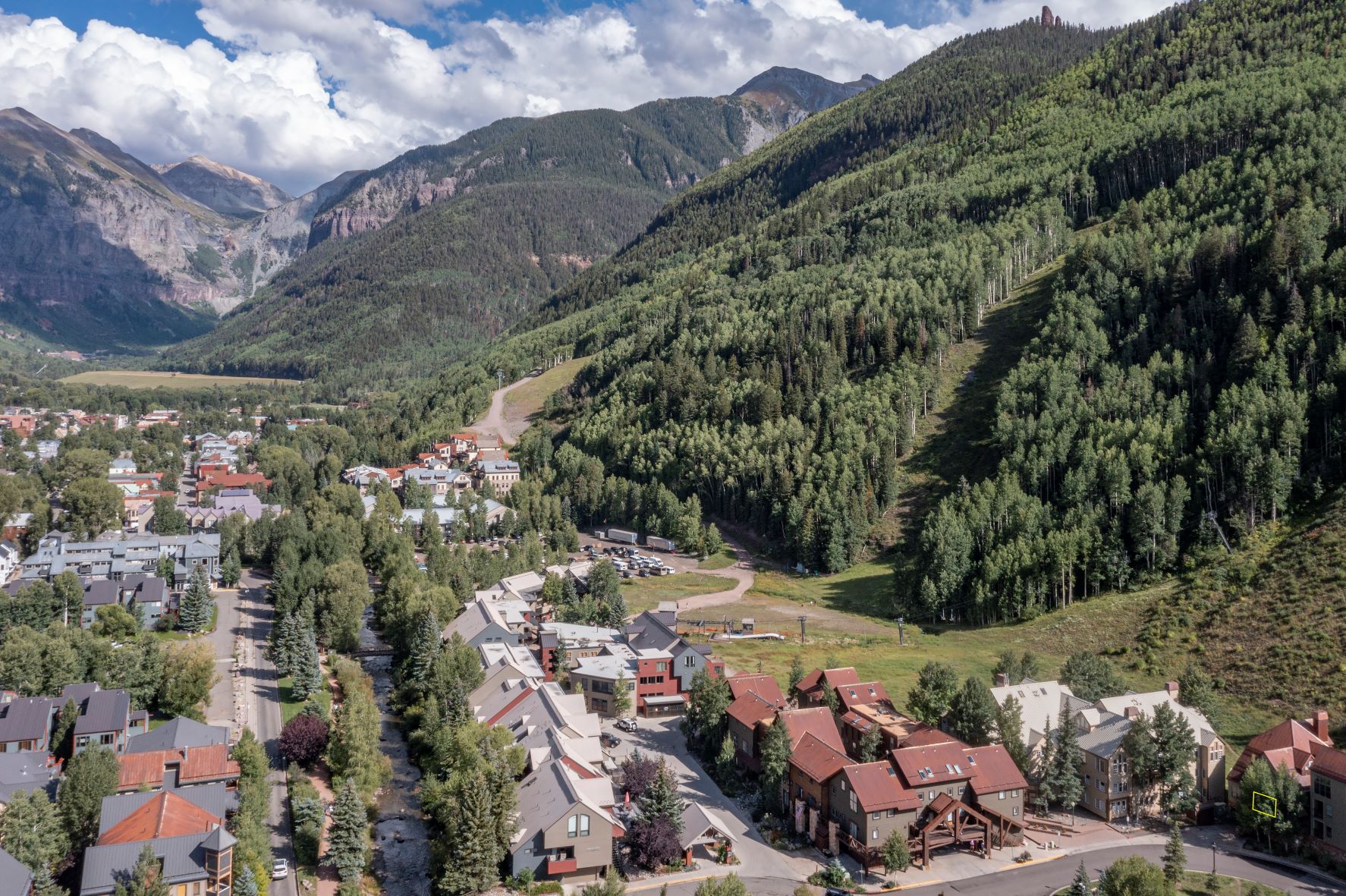 Record Setting 2021 Real Estate Finishes with a Bang header image.