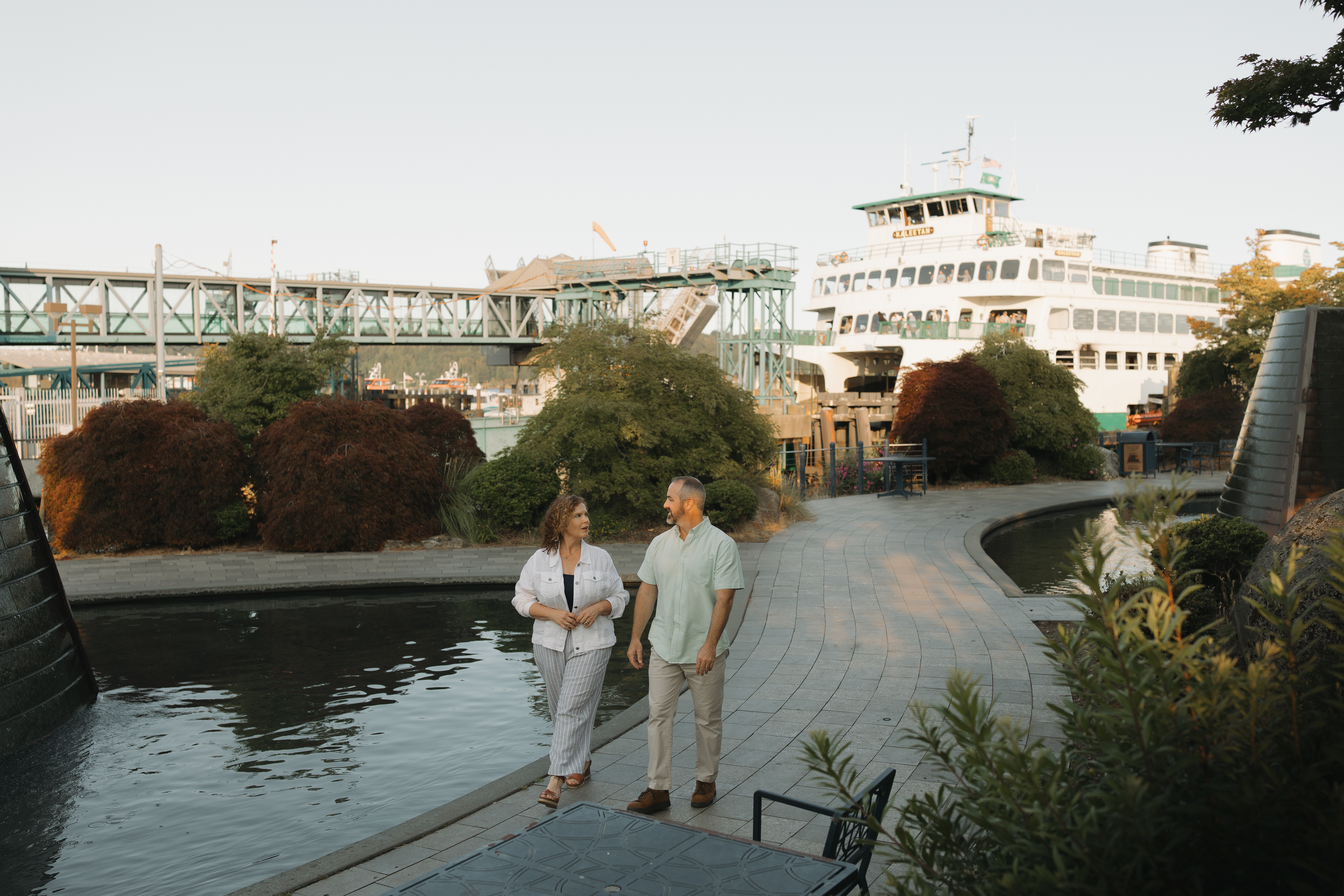 Bremerton Ferry at PSNS, Navy family walking off