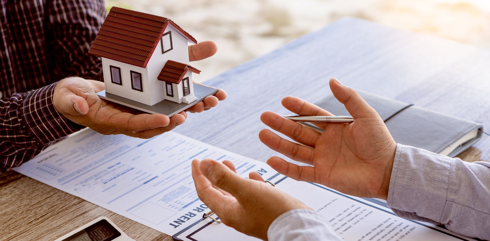 What To Expect At Closing As A Seller header image.