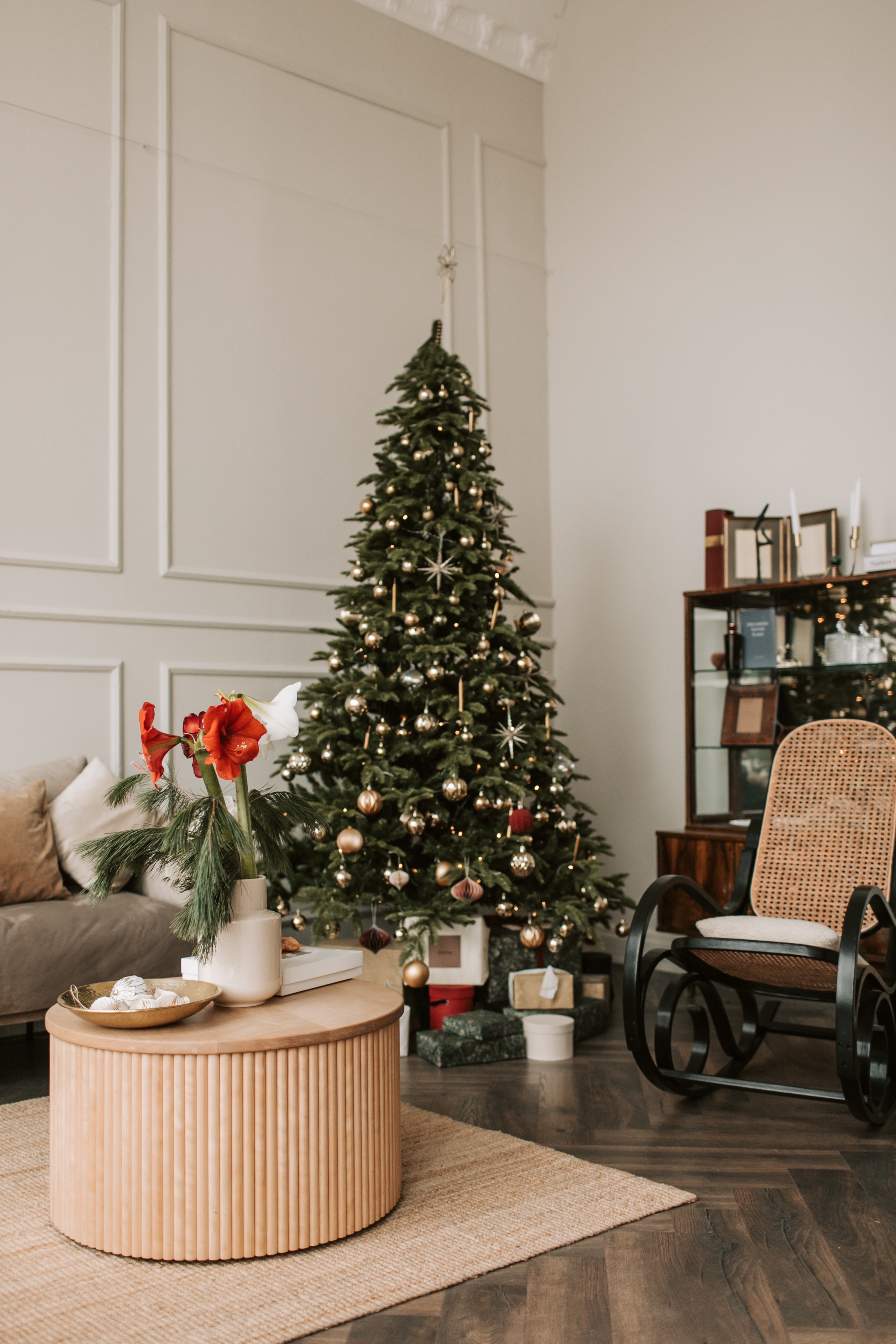 Holiday Hacks for Saving on Decor header image.