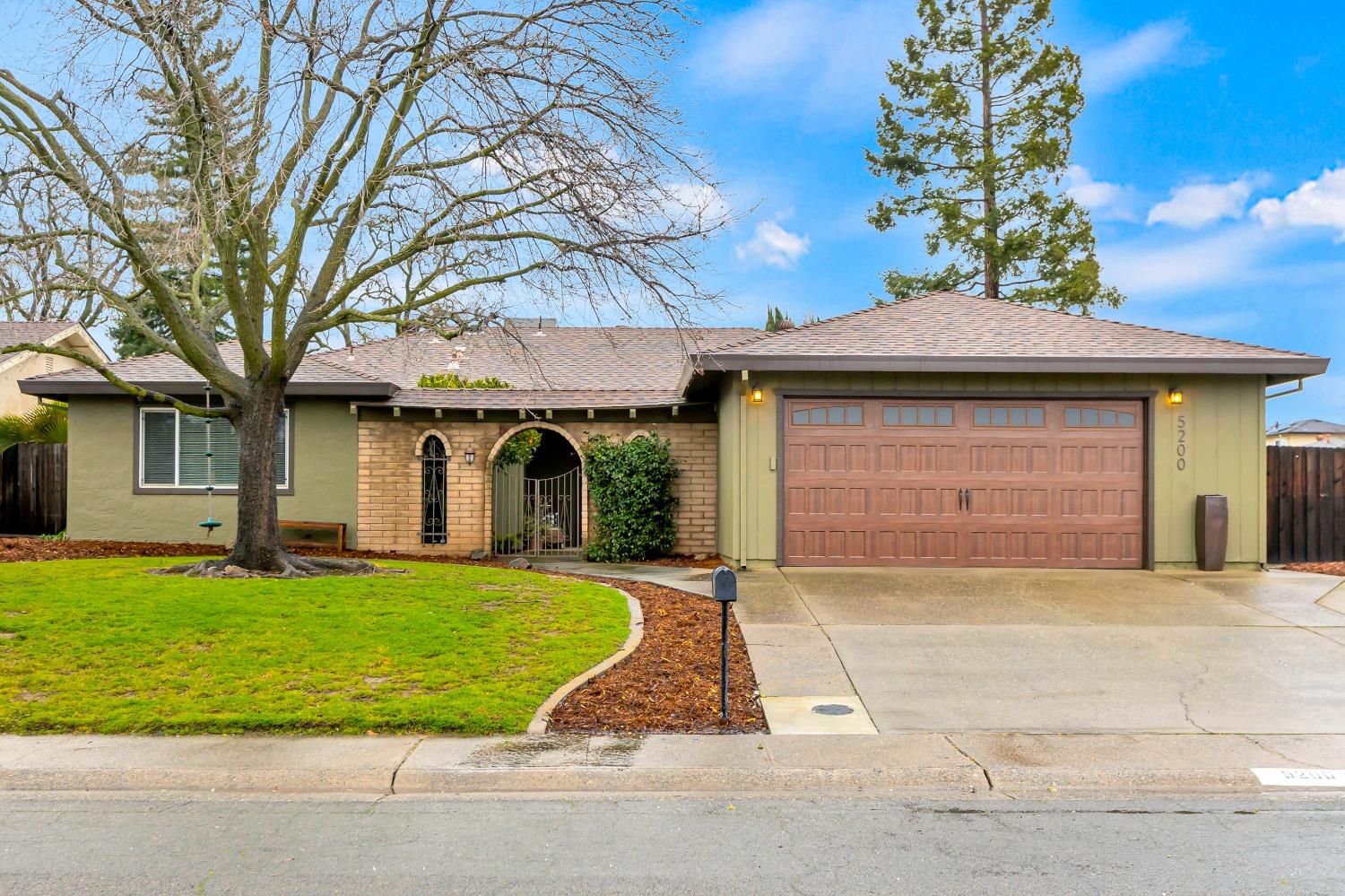 5200 Lynnadeane Ct header image.