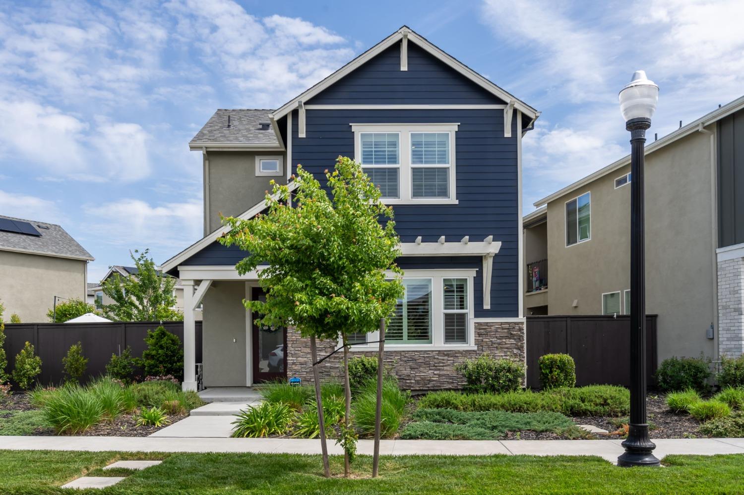 2916 Honey Opal Ave header image.
