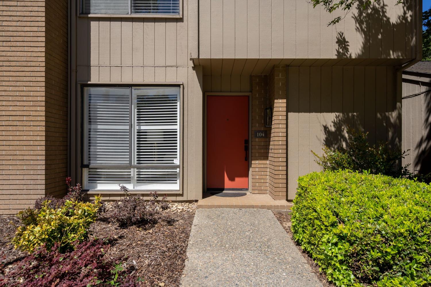 104 Dunbarton Cir header image.