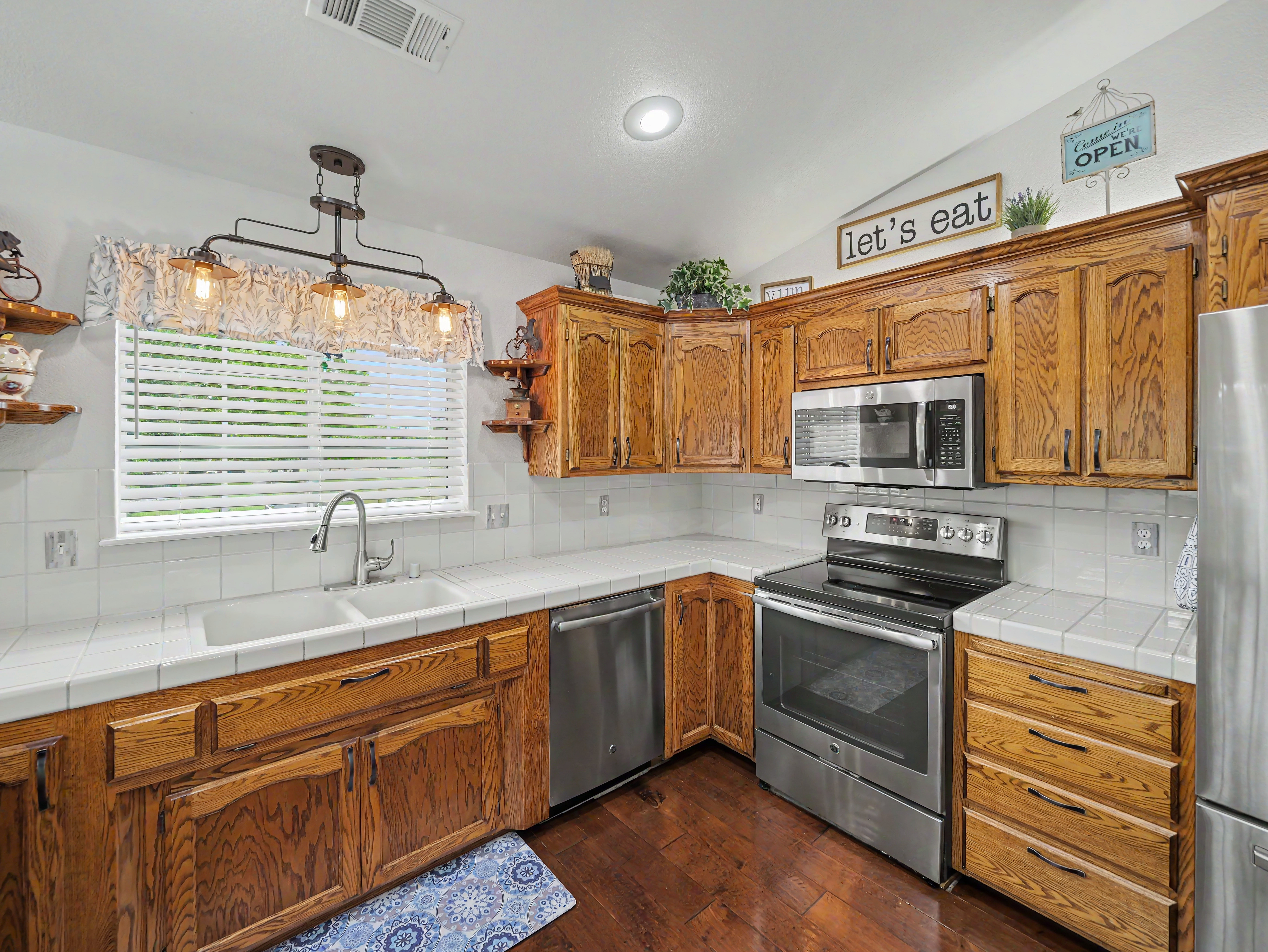7008_beatie_road_anderson_ca_kitchen