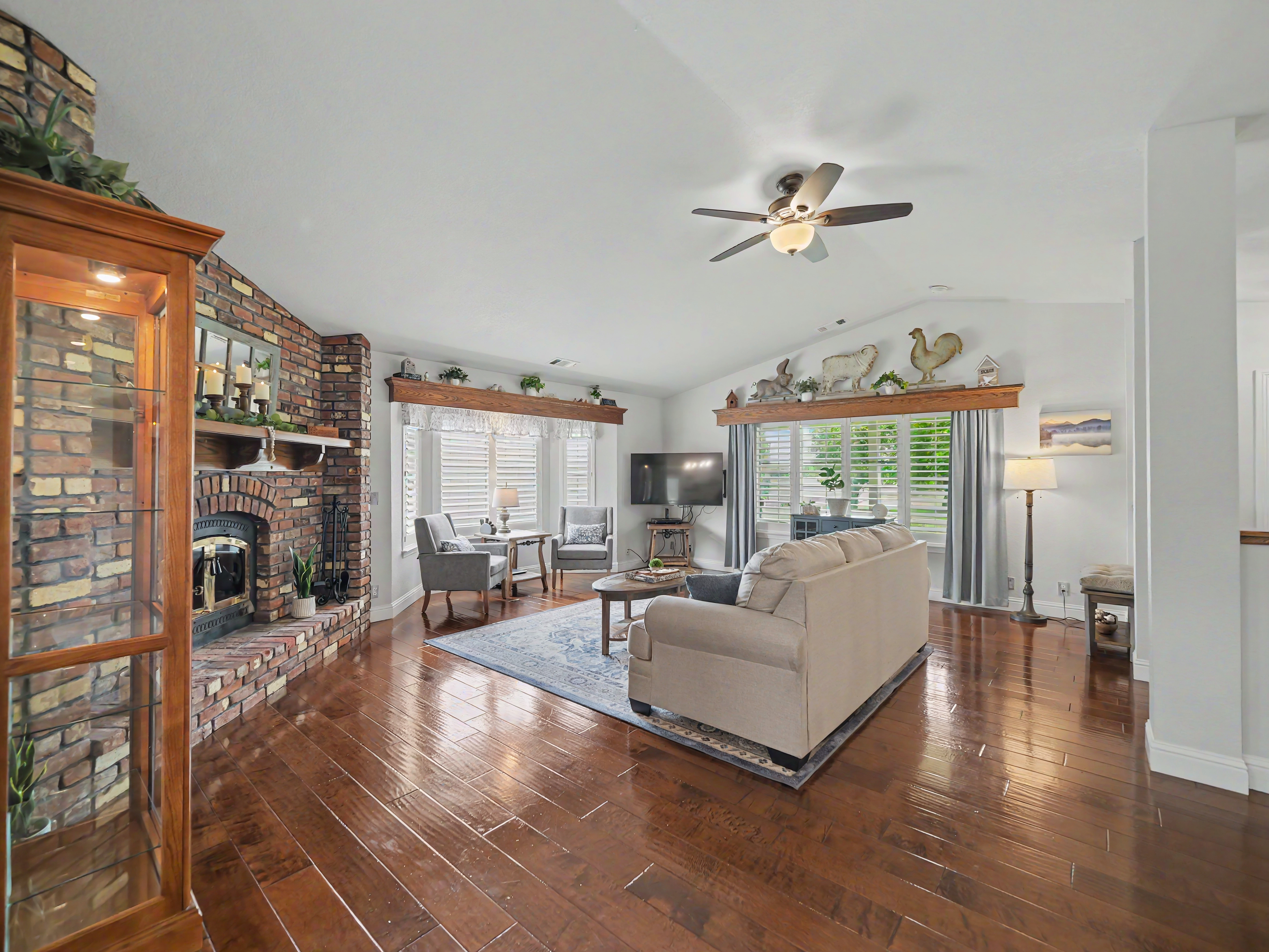 7008_beatie_road_anderson_ca_living_room1