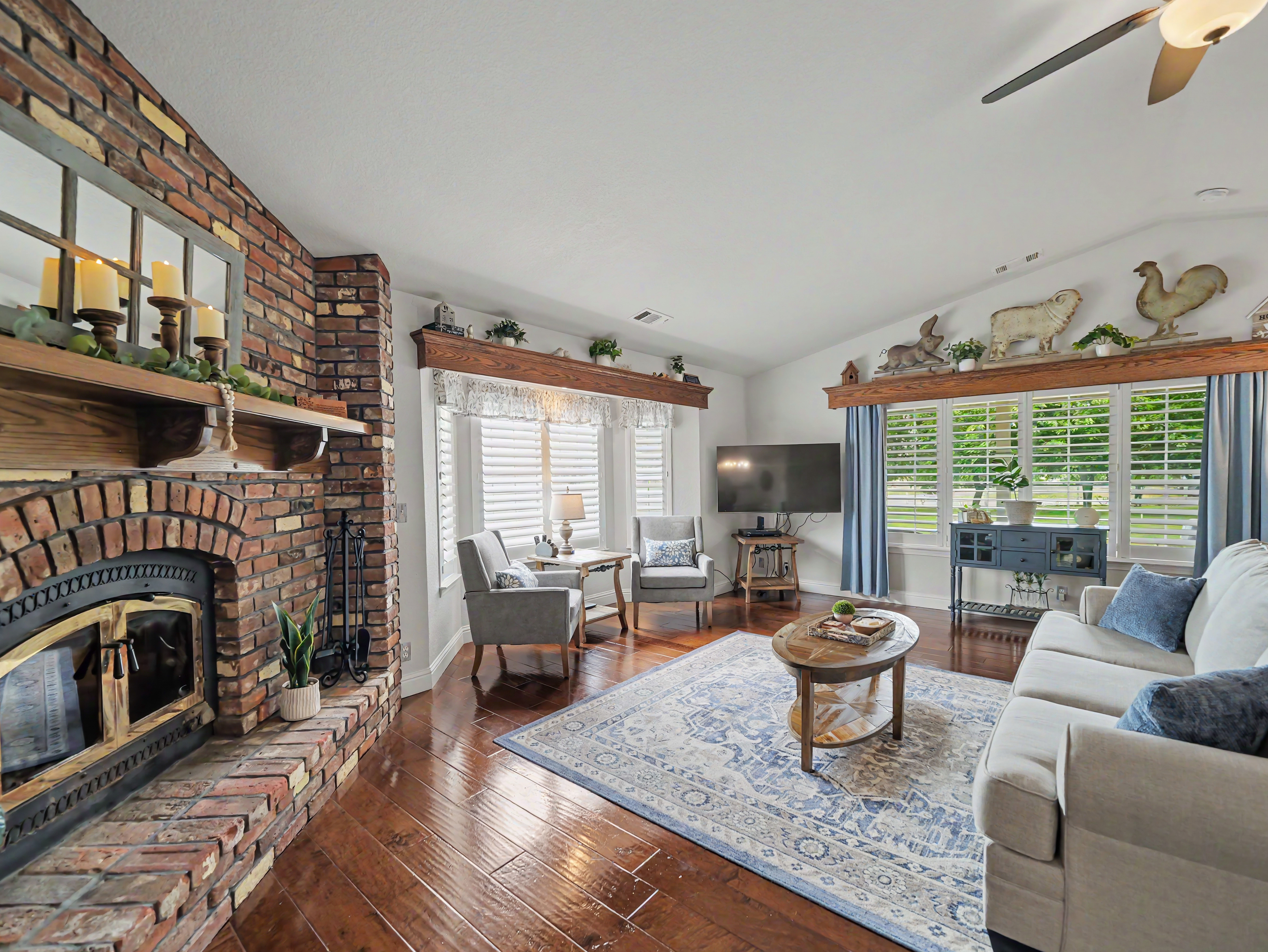7008_beatie_road_anderson_ca_living_room2