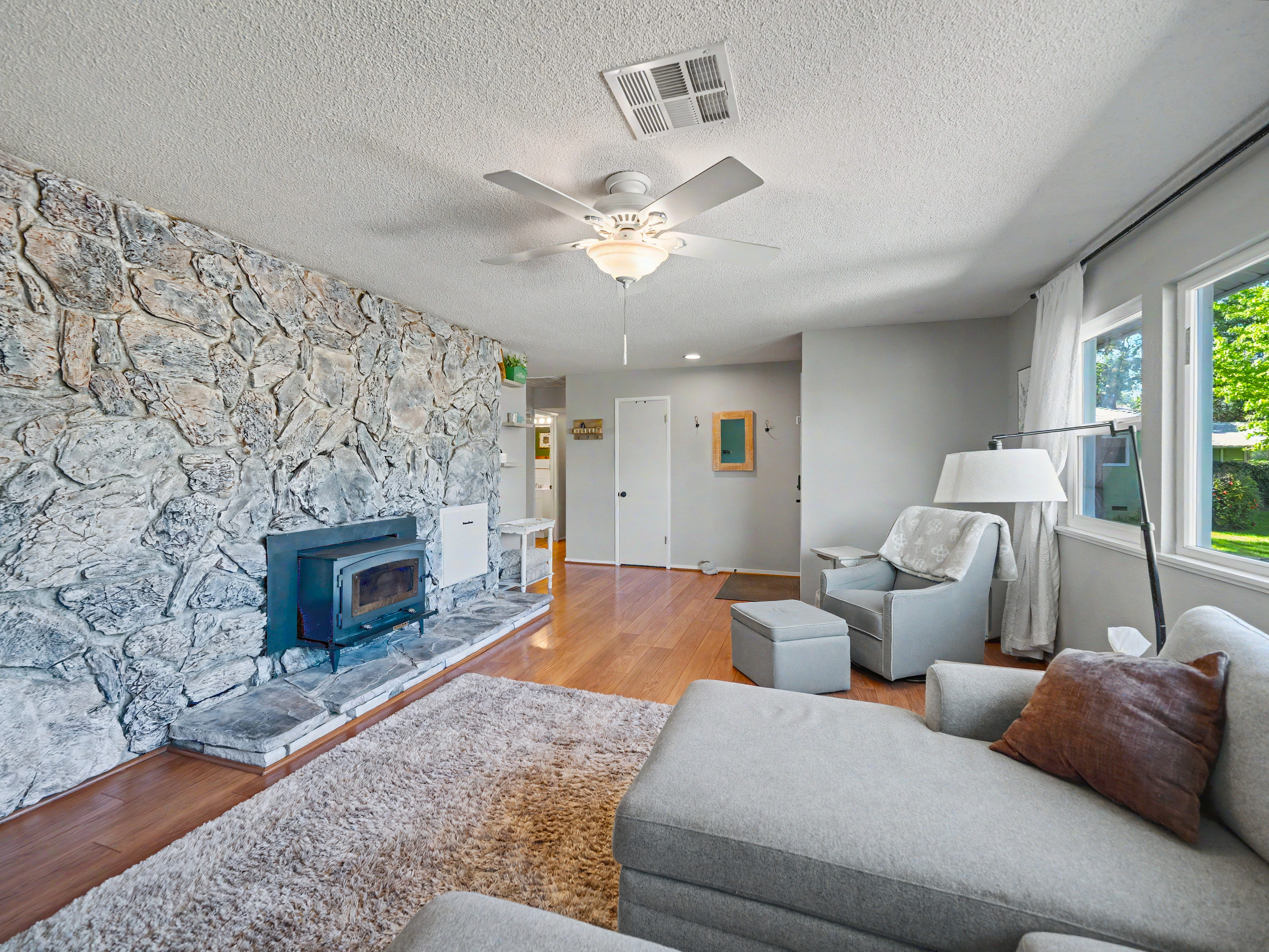 livingroom-1005-grissom-ct-redding-ca