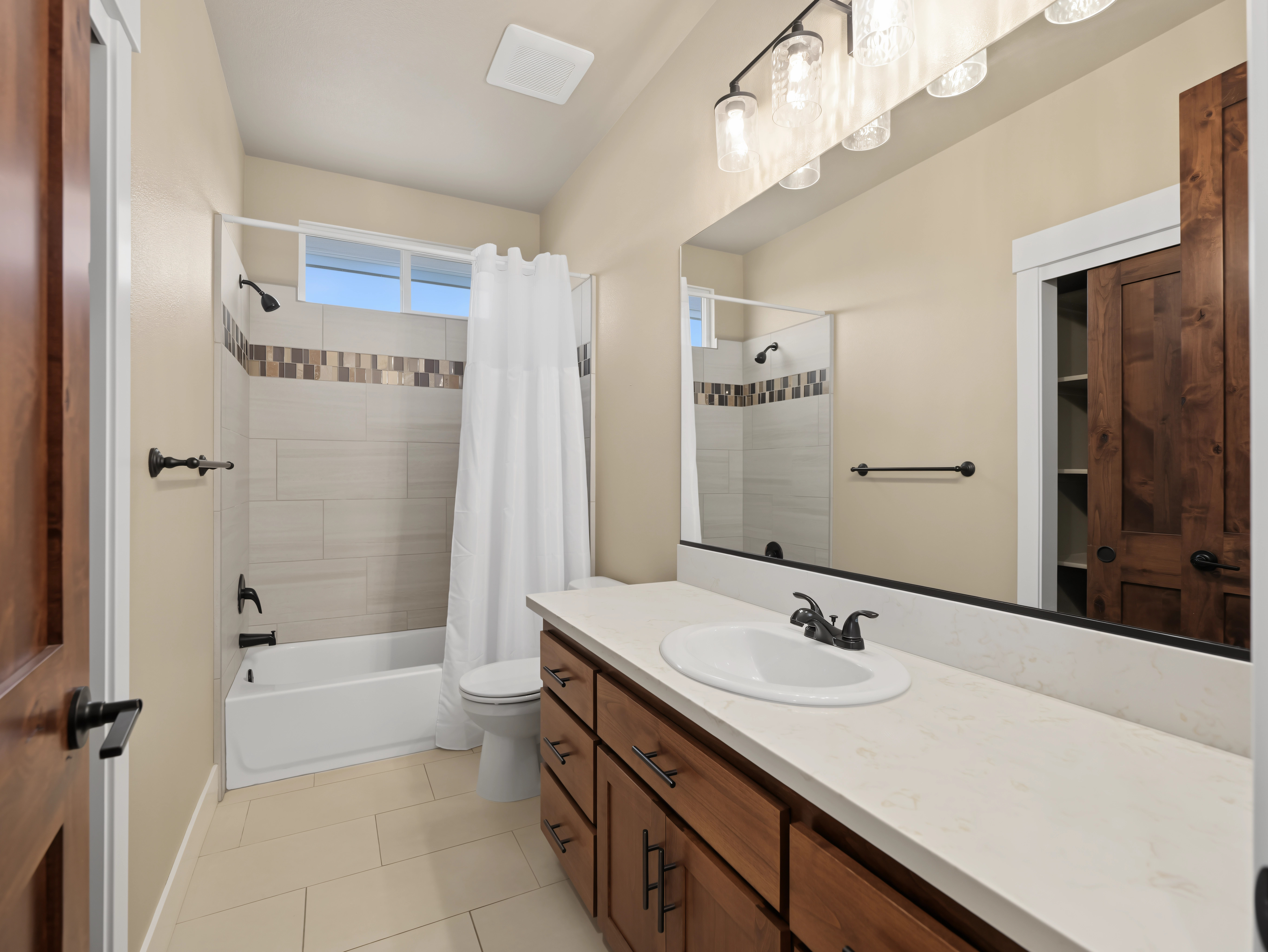 650_mill_valley_pkwy_redding_ca_bathroom3