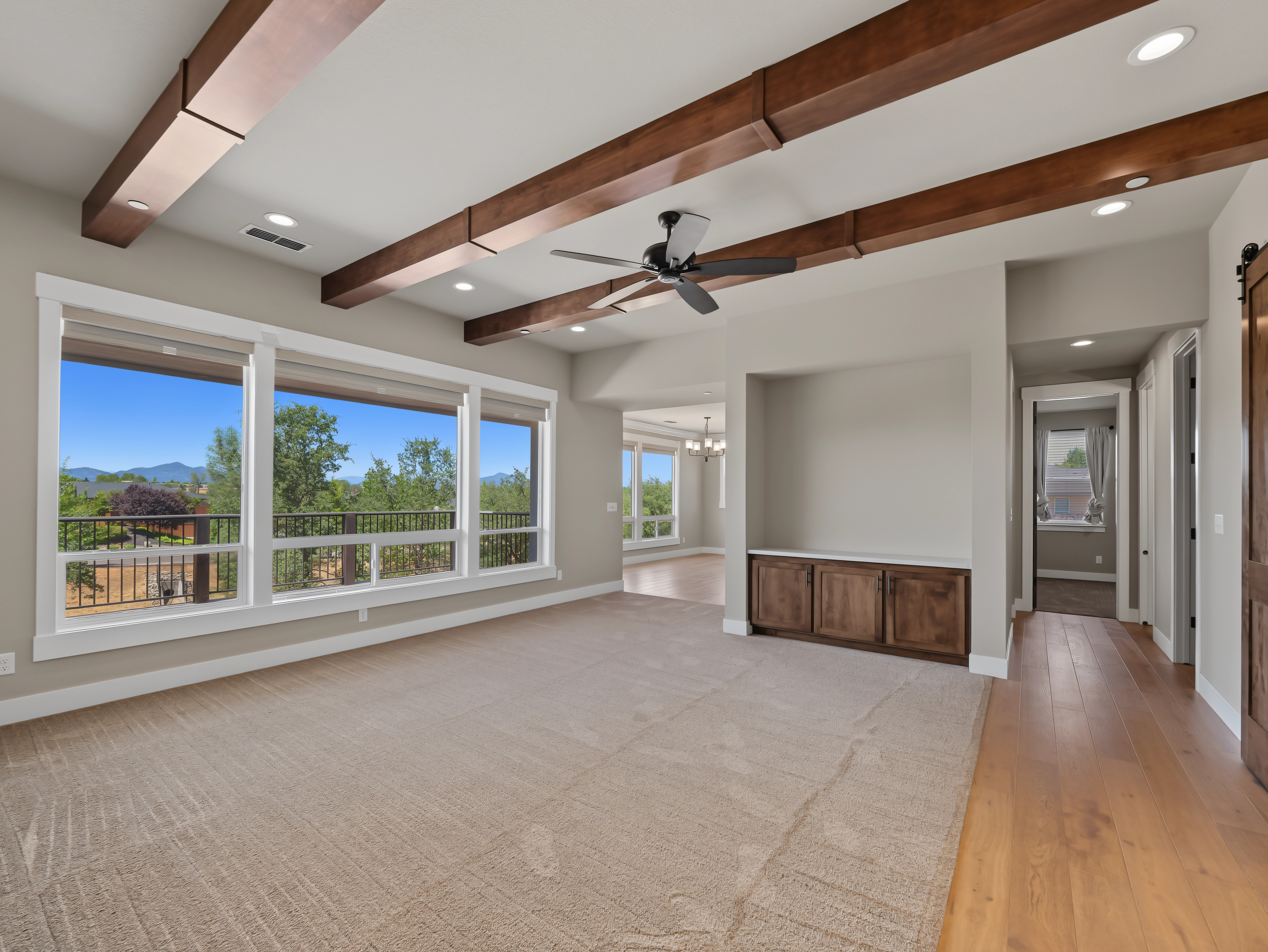 650_mill_valley_pkwy_redding_ca_livingroom1