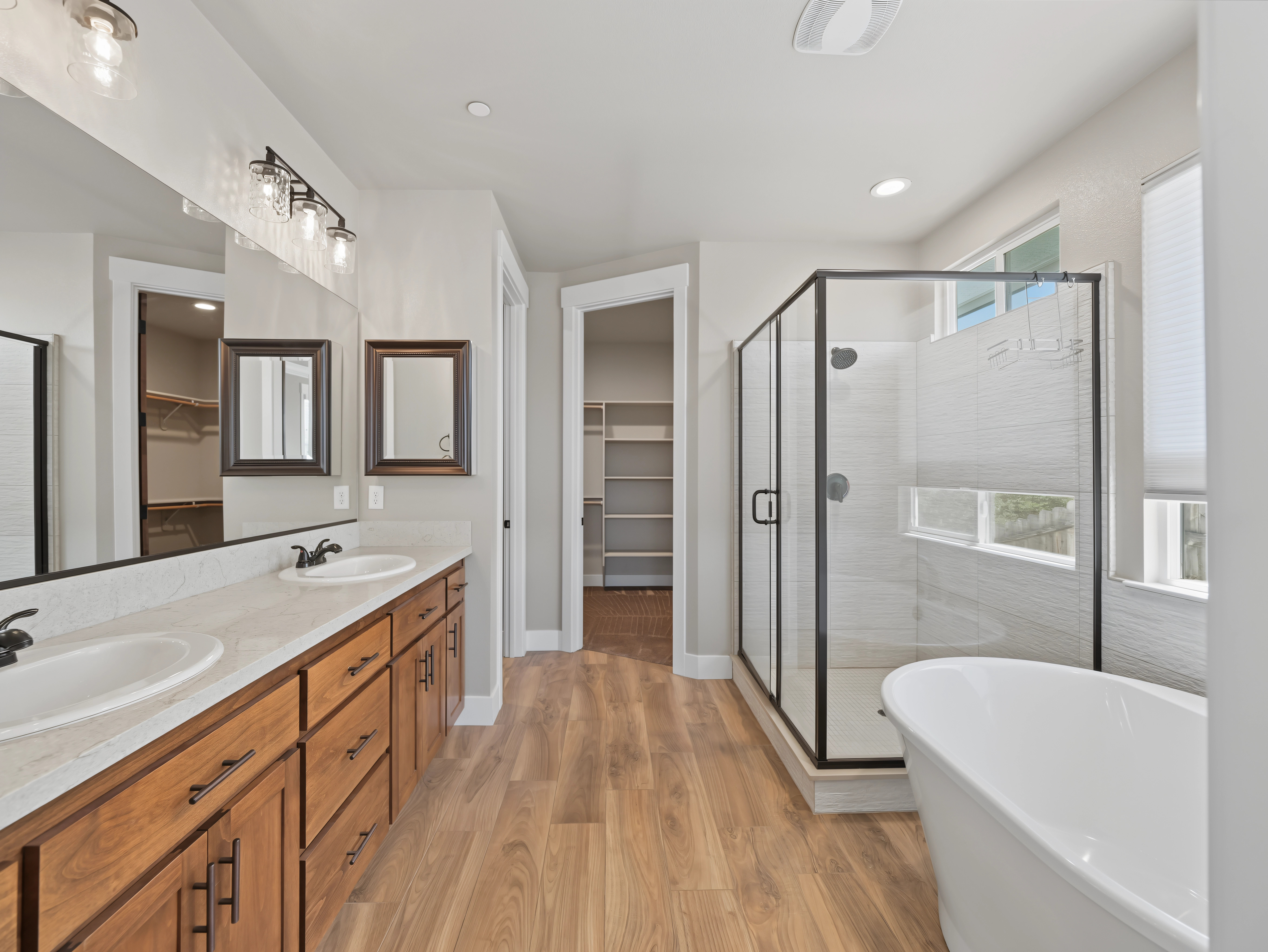 650_mill_valley_pkwy_redding_ca_master_bath1