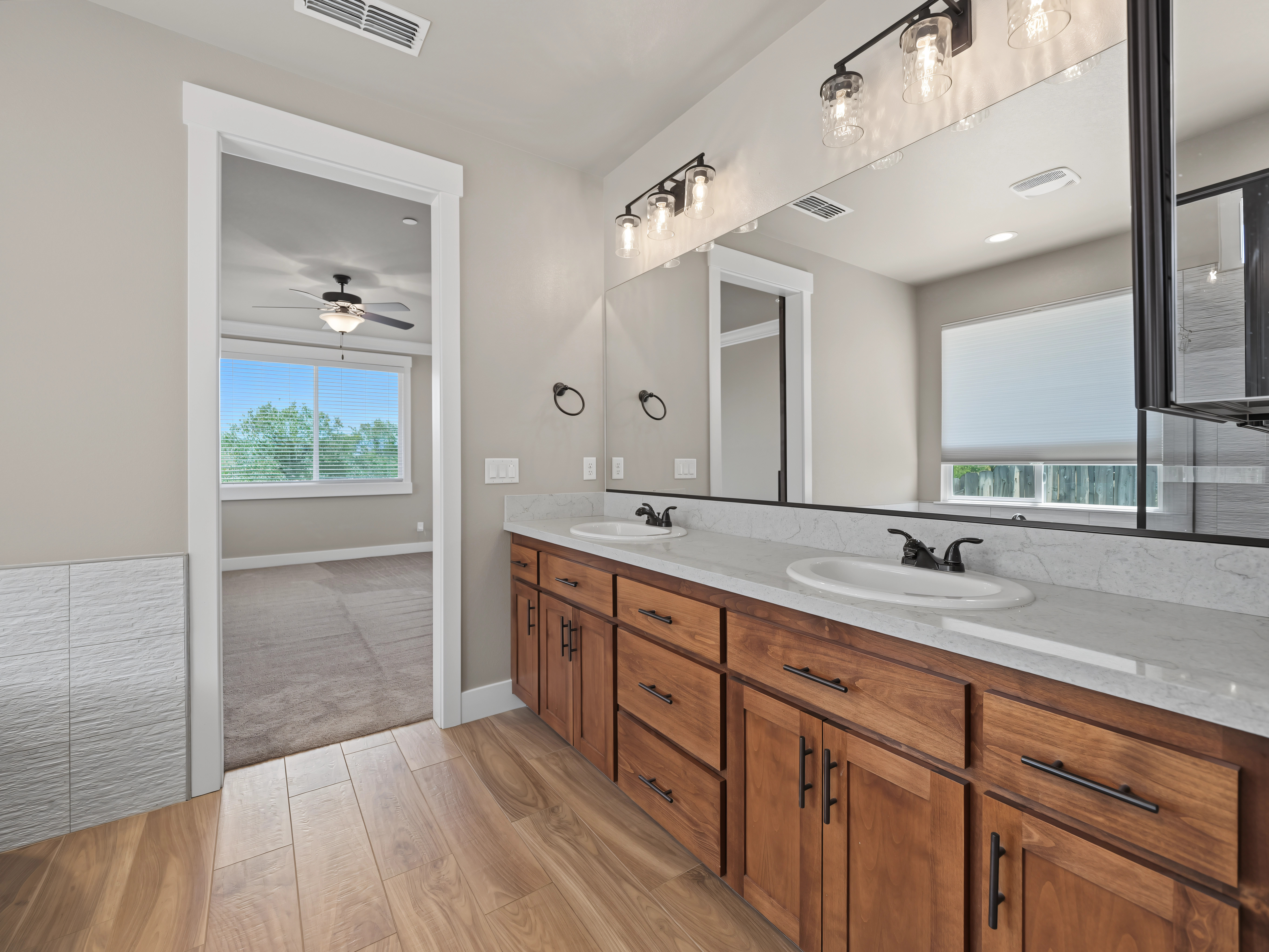 650_mill_valley_pkwy_redding_ca_master_bath2