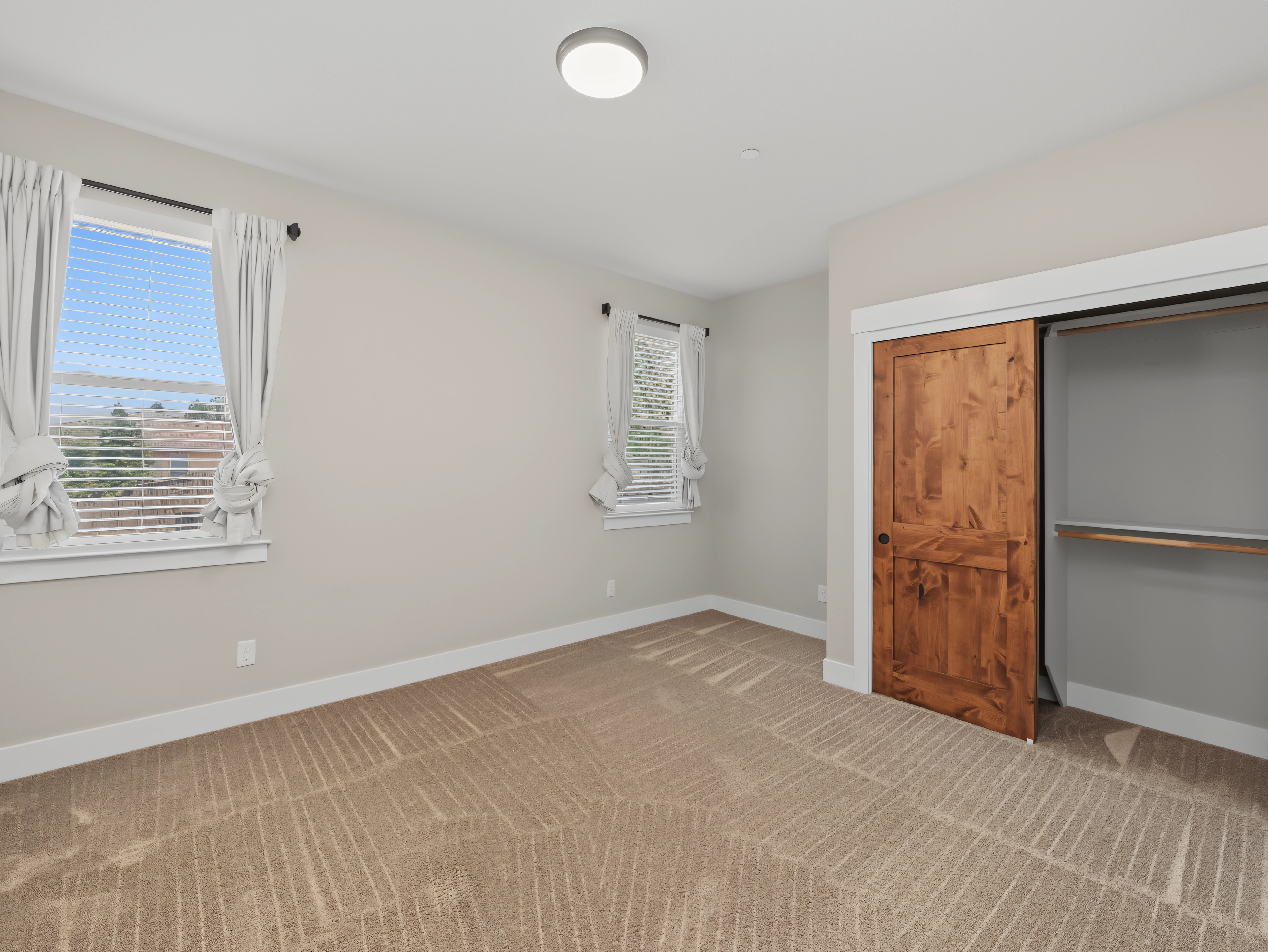 650_mill_valley_pkwy_redding_ca_master_bedroom2