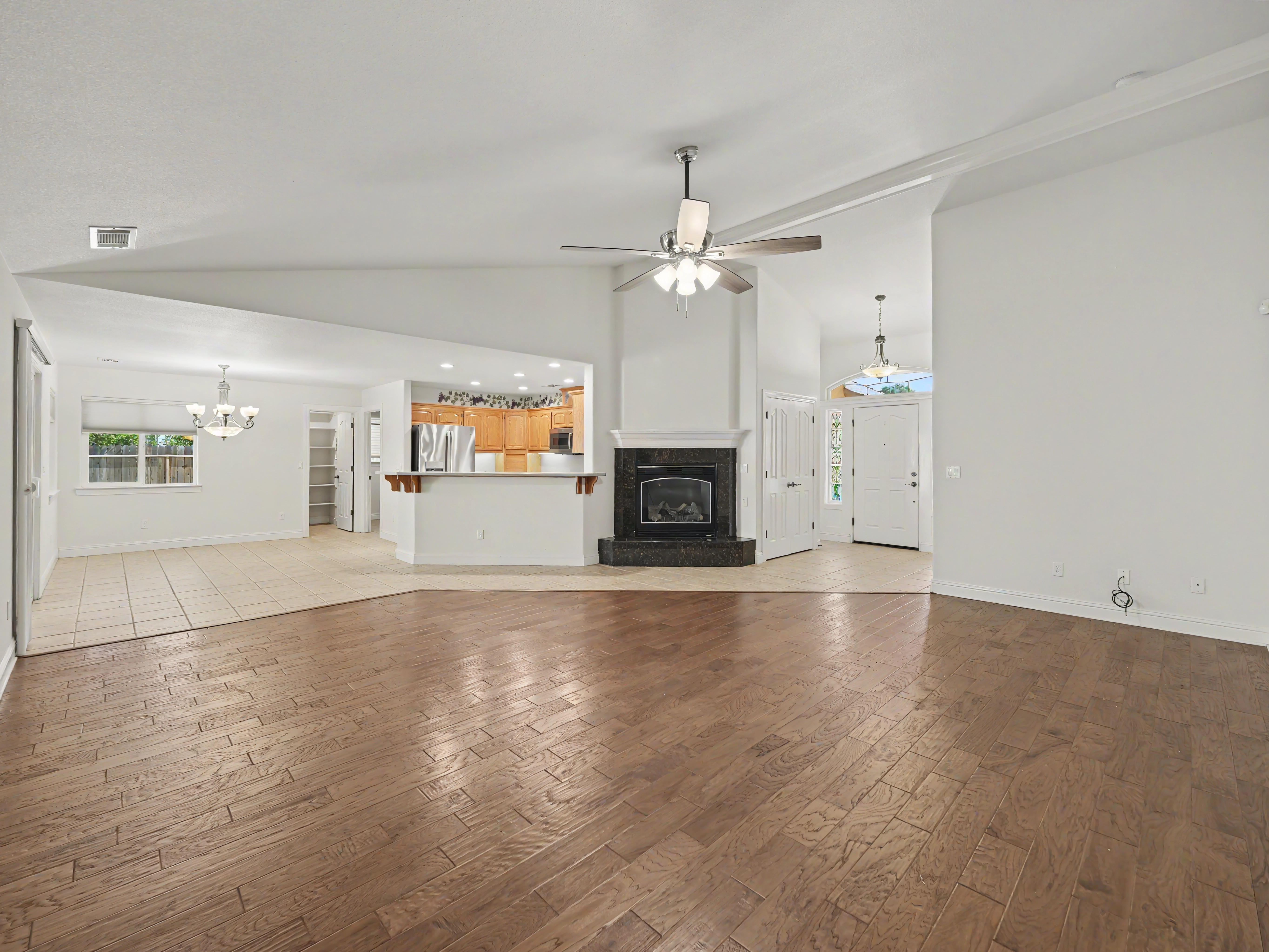 4624_columbine_ drive_redding_ca_lvingroom