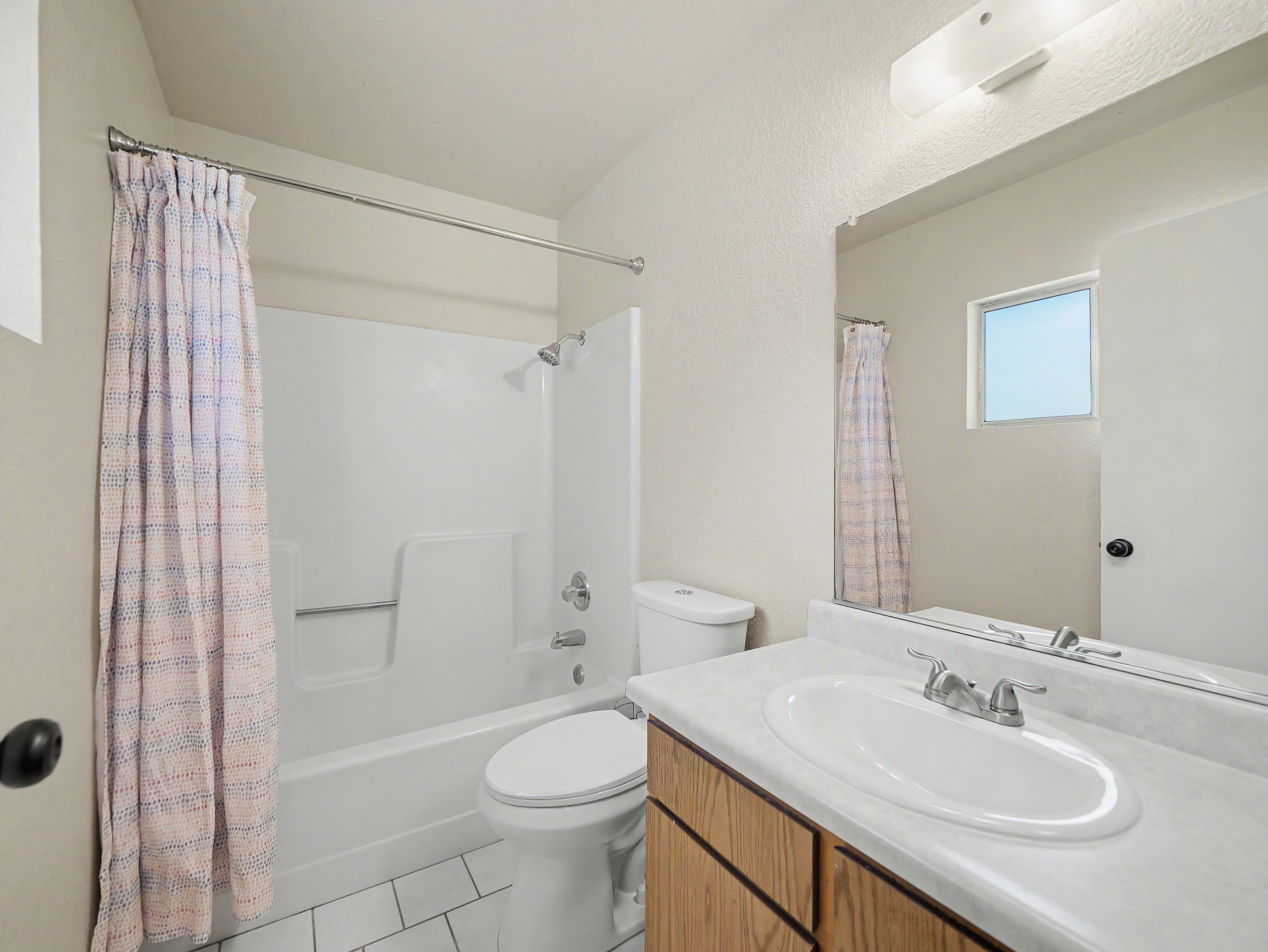 861_redwood_blvd_redding_ca_bathroom_1