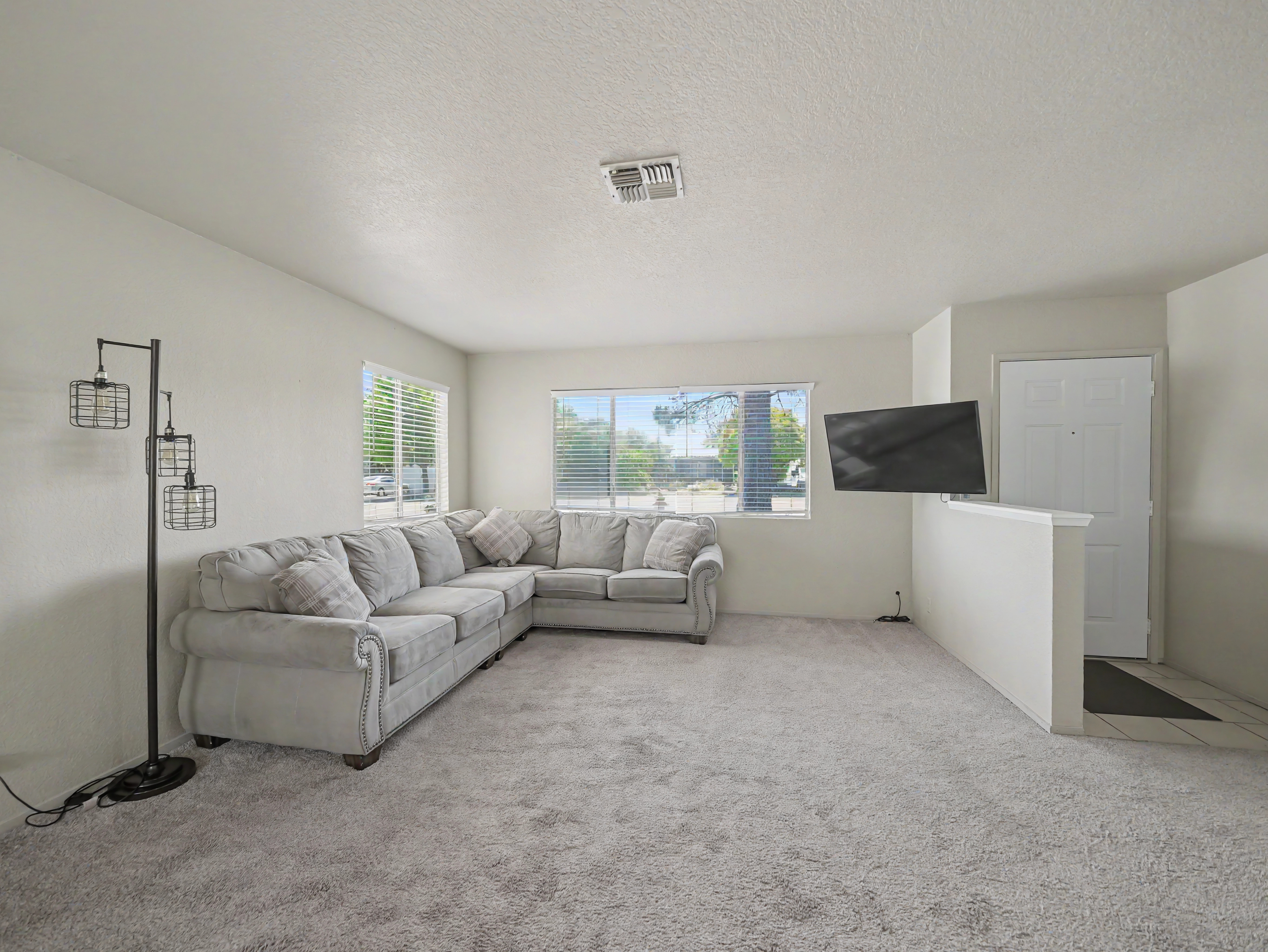 861_redwood_blvd_redding_ca_living_room